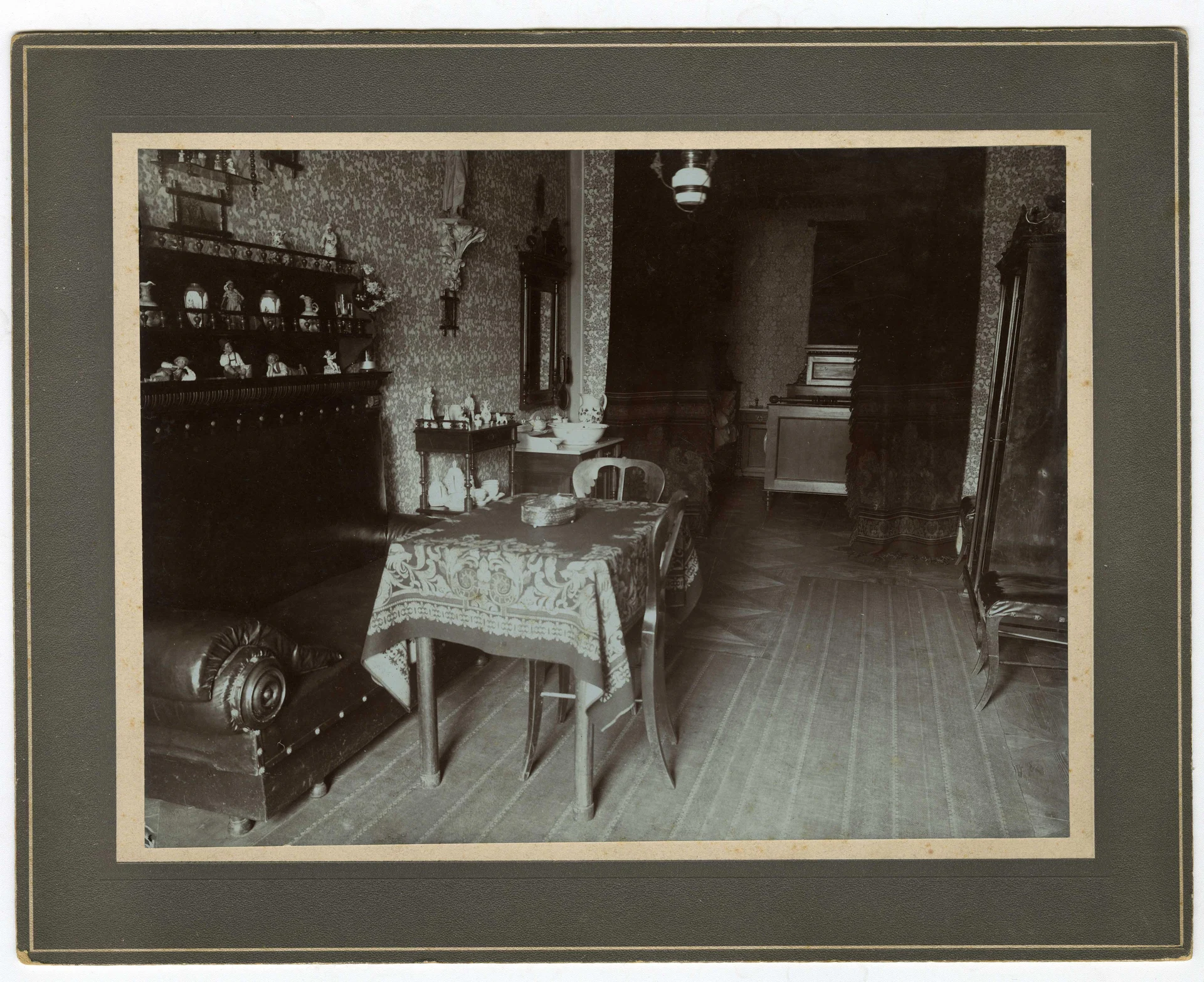 Náhledový obrázek předmětu Interiér z roku 1900 s kachlovými kamny