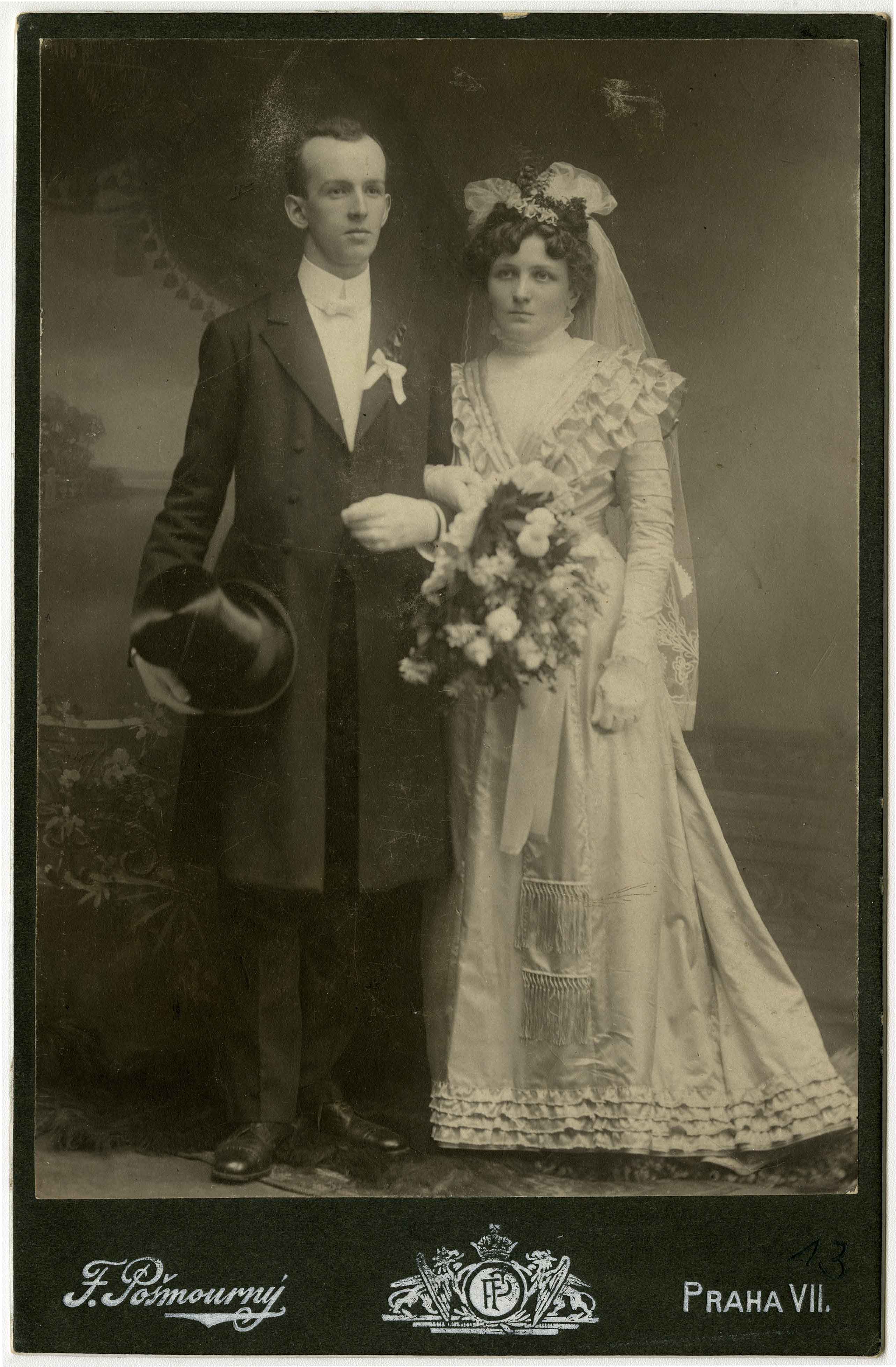 Náhledový obrázek Svatební fotografie Josefa a Anny Danihelovských - 1