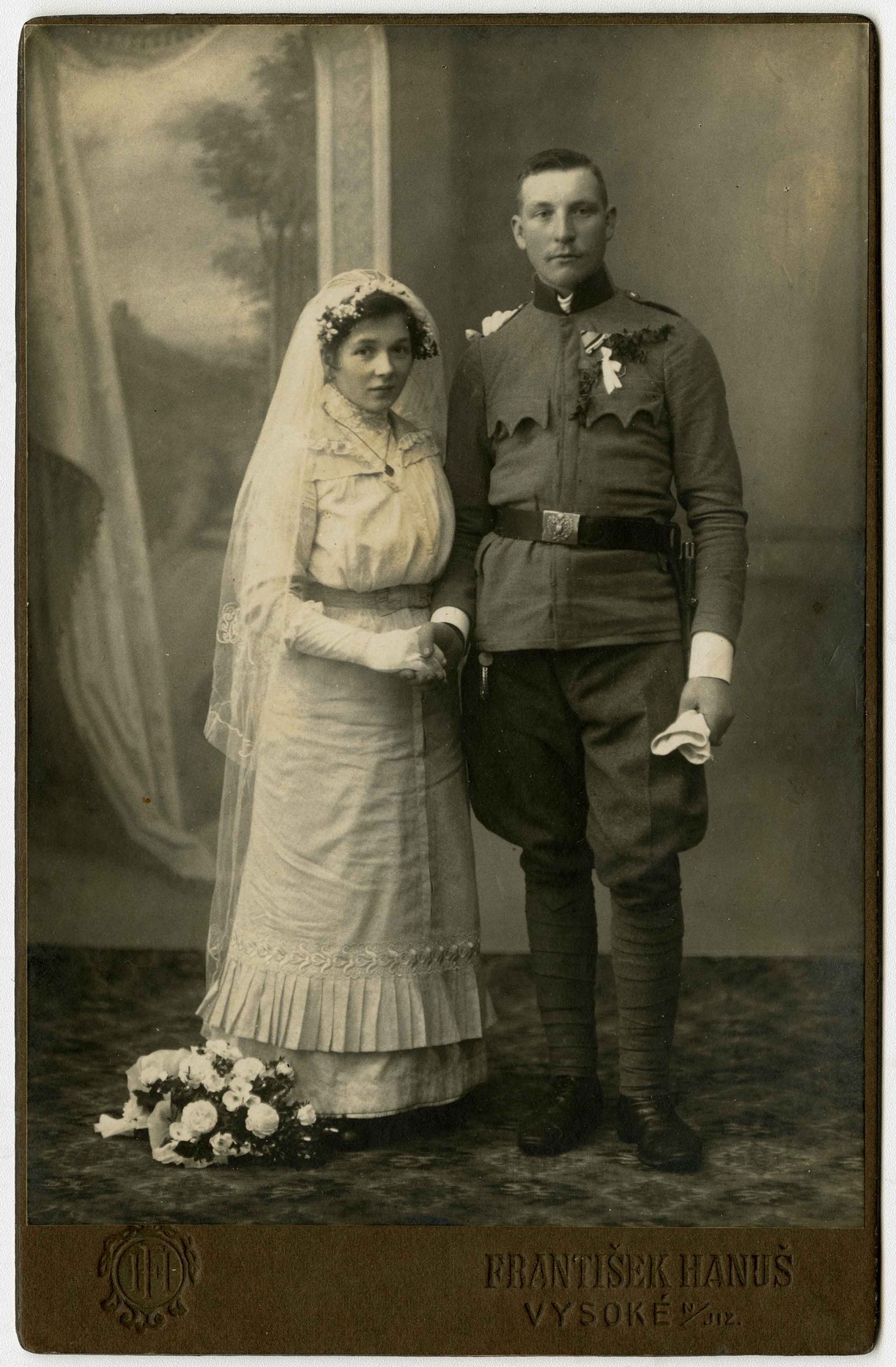 Náhledový obrázek Svatební fotografie vojáka - 1