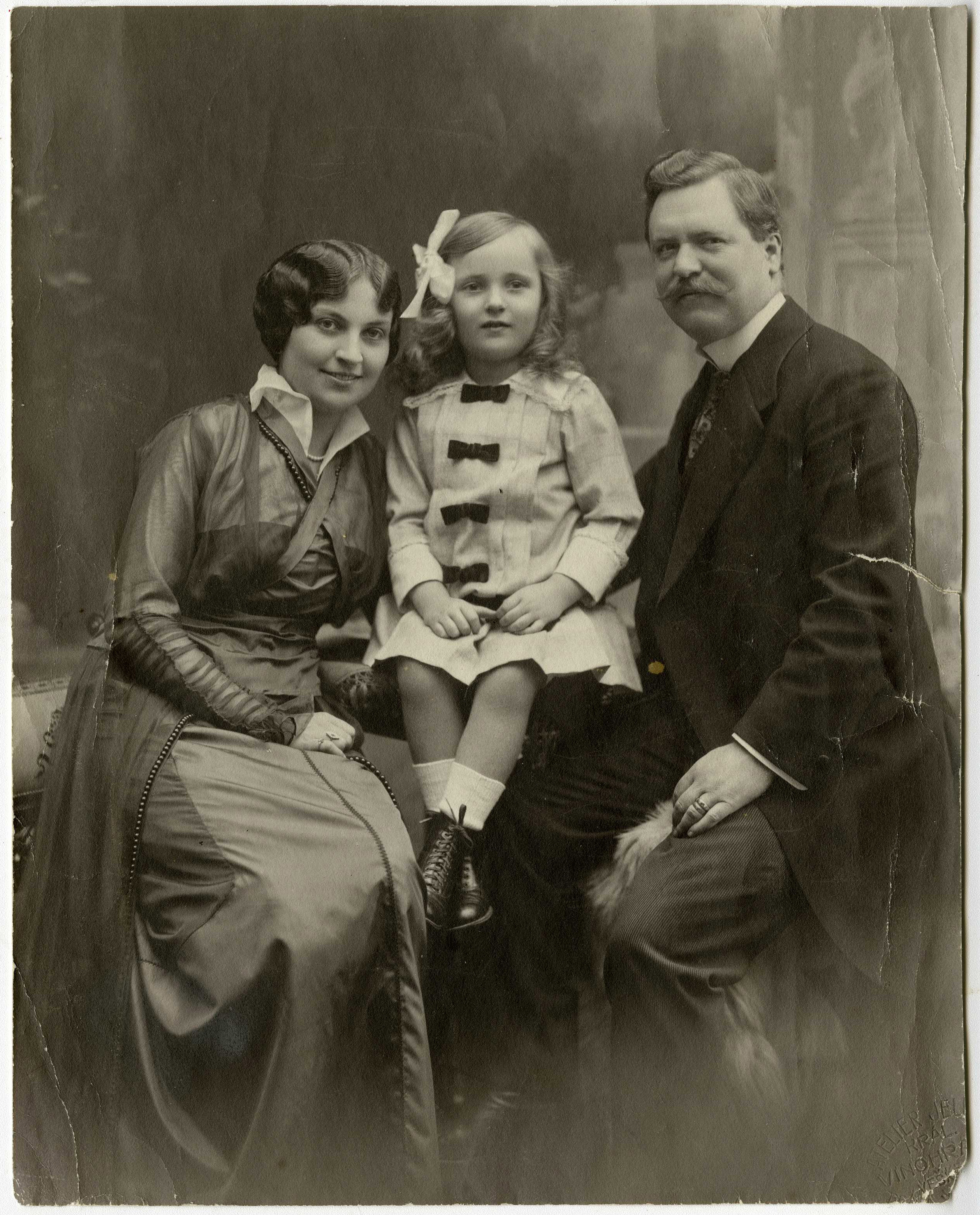 Náhledový obrázek PhMr Otakar Jahn (1878 - 1960) a Blažena r. Staňková (1888-1977) s dcerkou - 1
