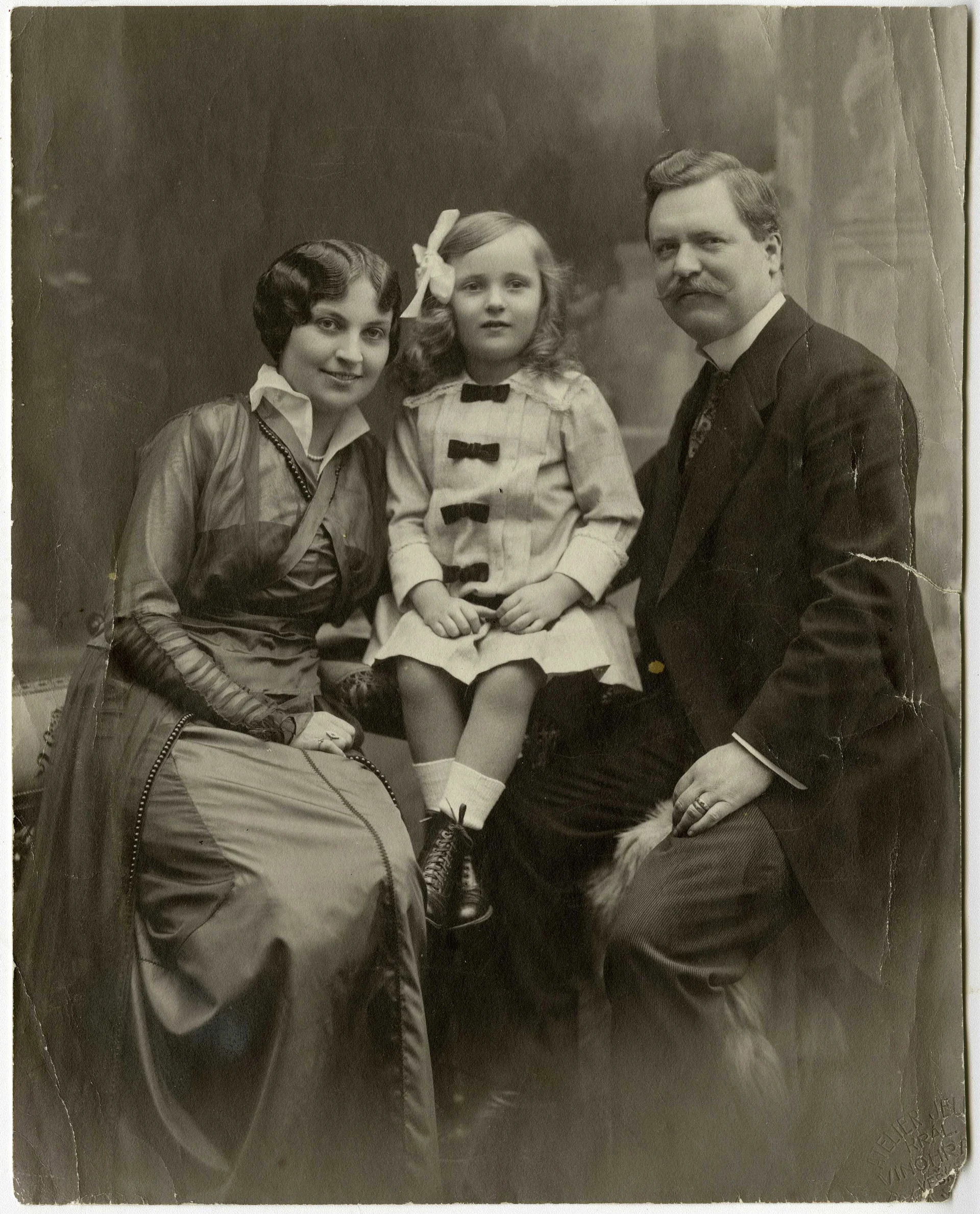 Náhledový obrázek předmětu PhMr Otakar Jahn (1878 - 1960) a Blažena r. Staňková (1888-1977) s dcerkou