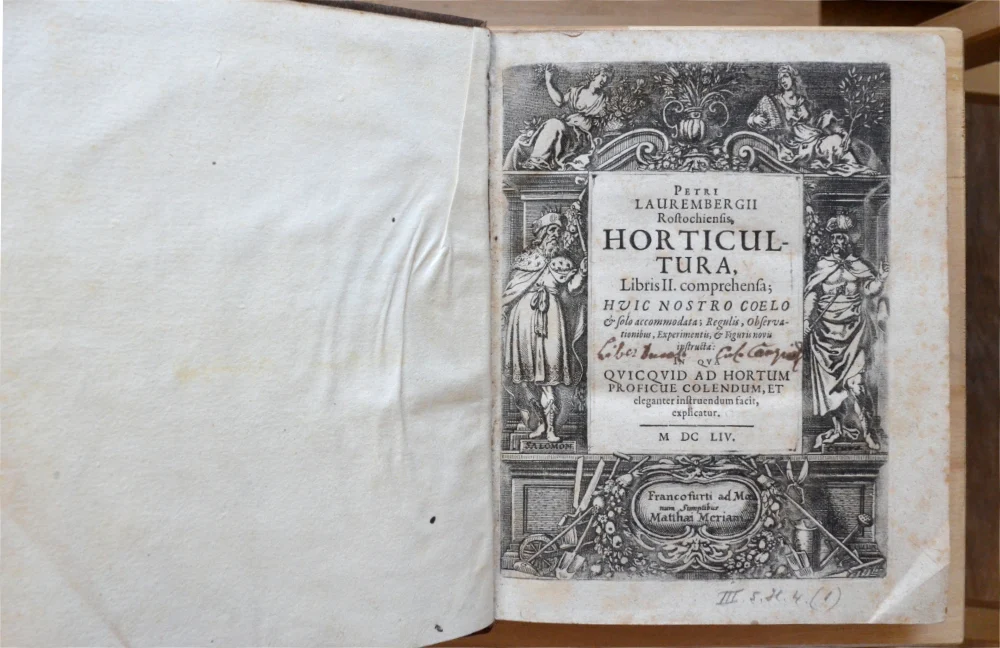 Náhledový obrázek předmětu Horticultura : Libris II. comprehensa : Hvic Nostro Coelo & solo accommodata : Regulis, Observationibus, Experimentis& Figuris novis instructa: In Qva Qvicqvid Ad Hortum Proficue Colendum, Et eleganter instruendum facit, explicatur