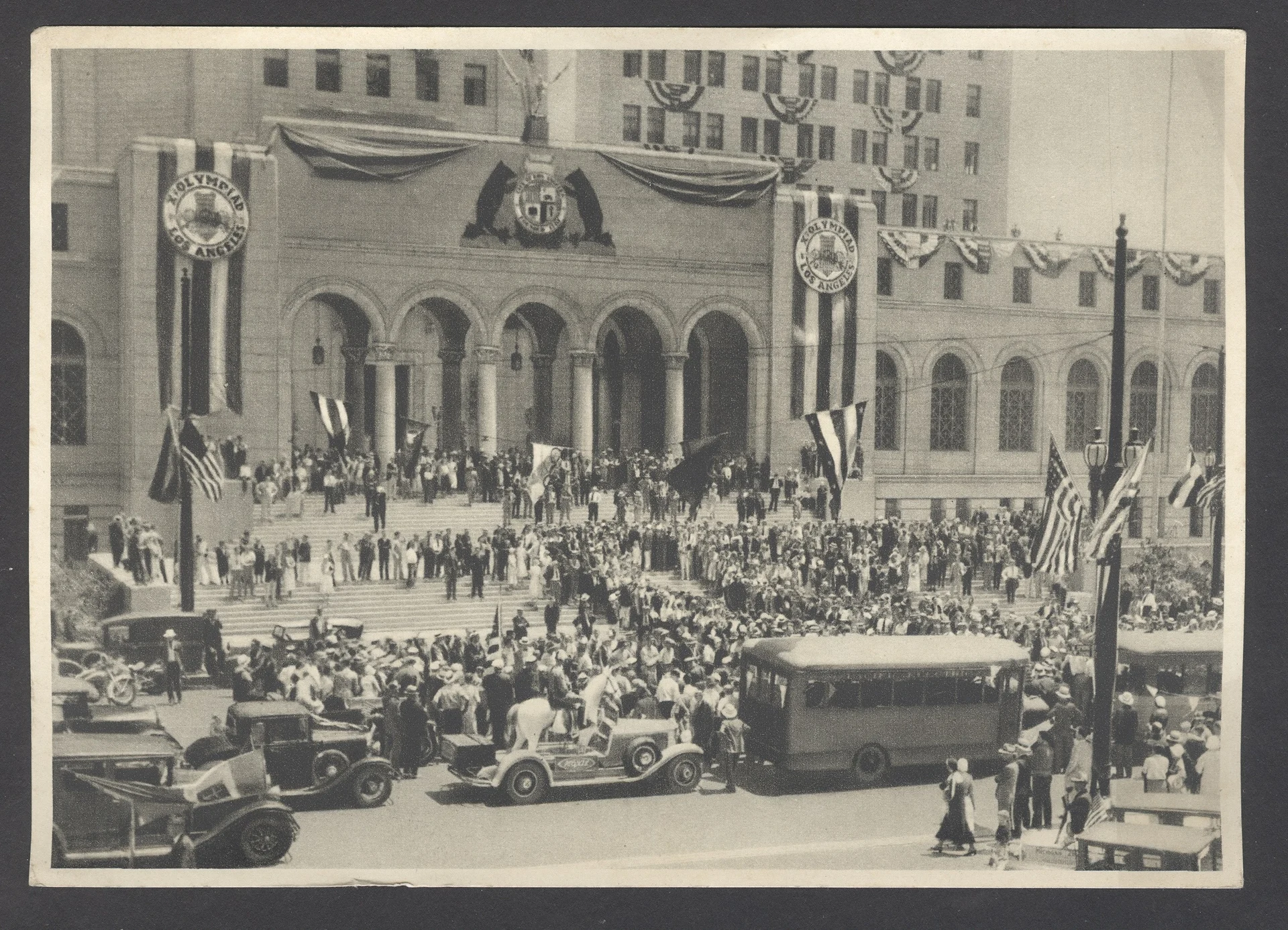 Náhledový obrázek předmětu Příjezd německé výpravy na radnici v Los Angeles