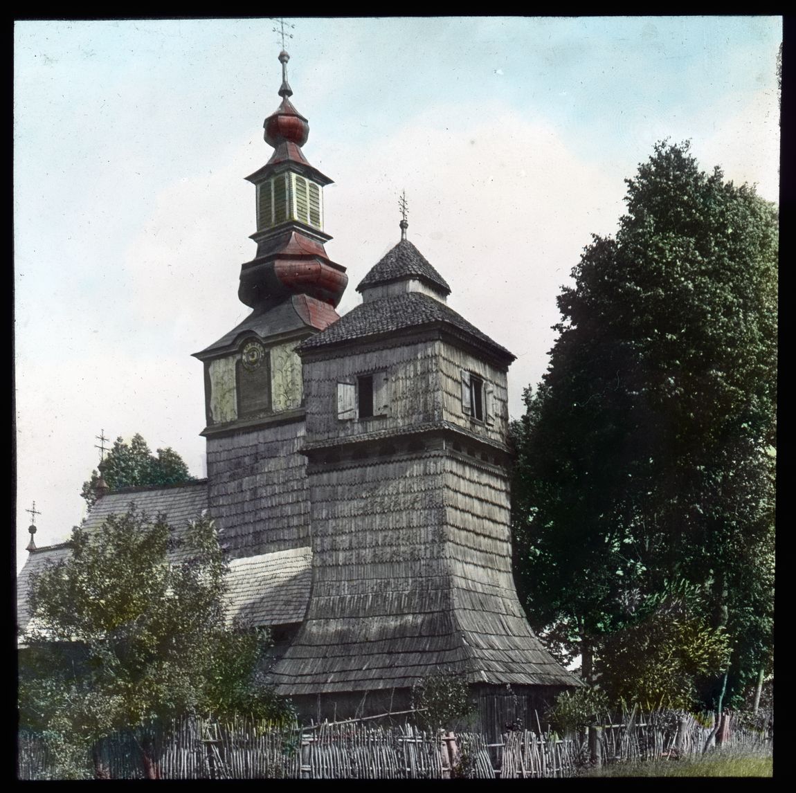 Náhledový obrázek Izky, dřevěný kostelík se zvonicí - 1