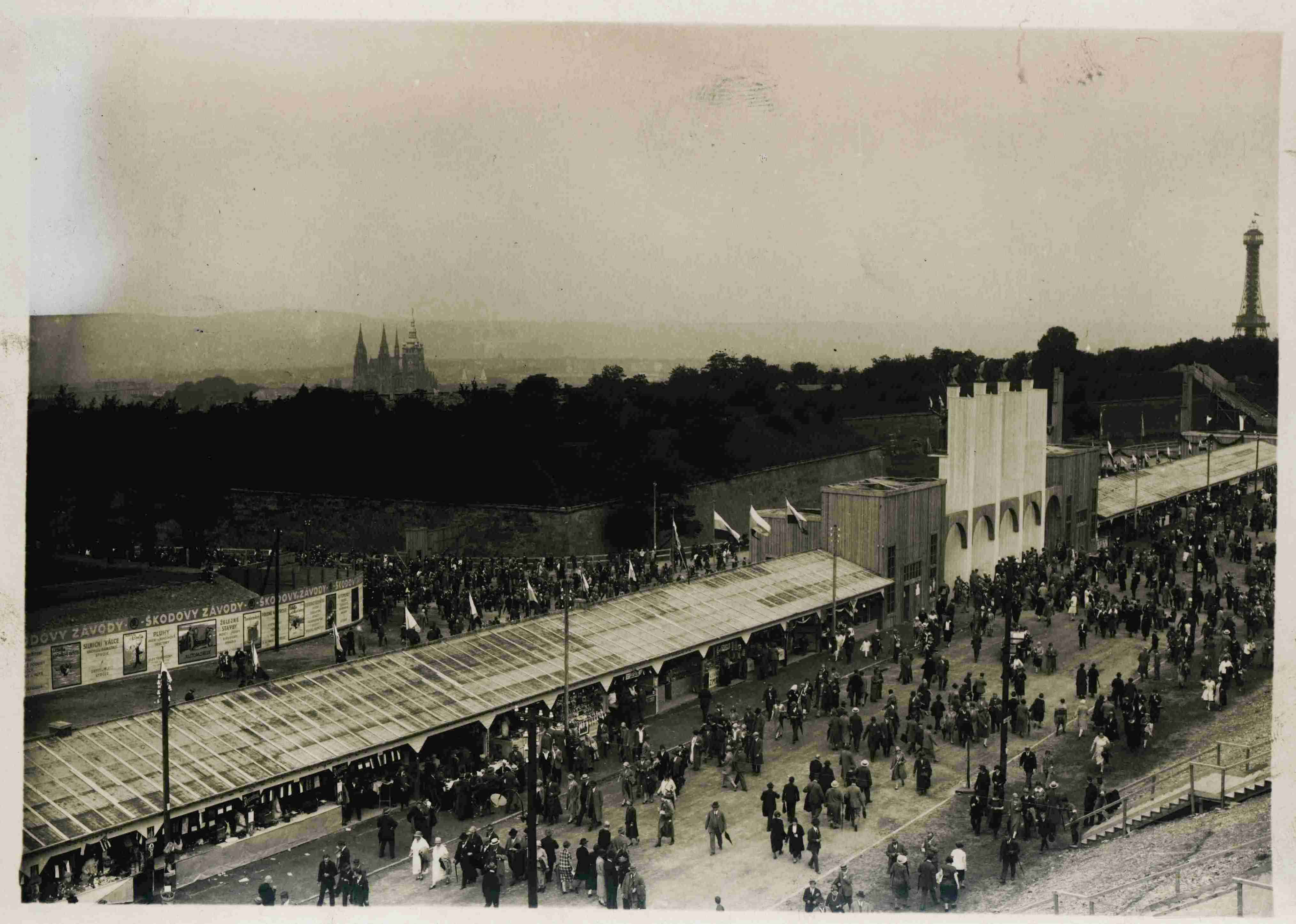 Náhledový obrázek Před strahovským stadionem. Obchody s občerstvením - 1