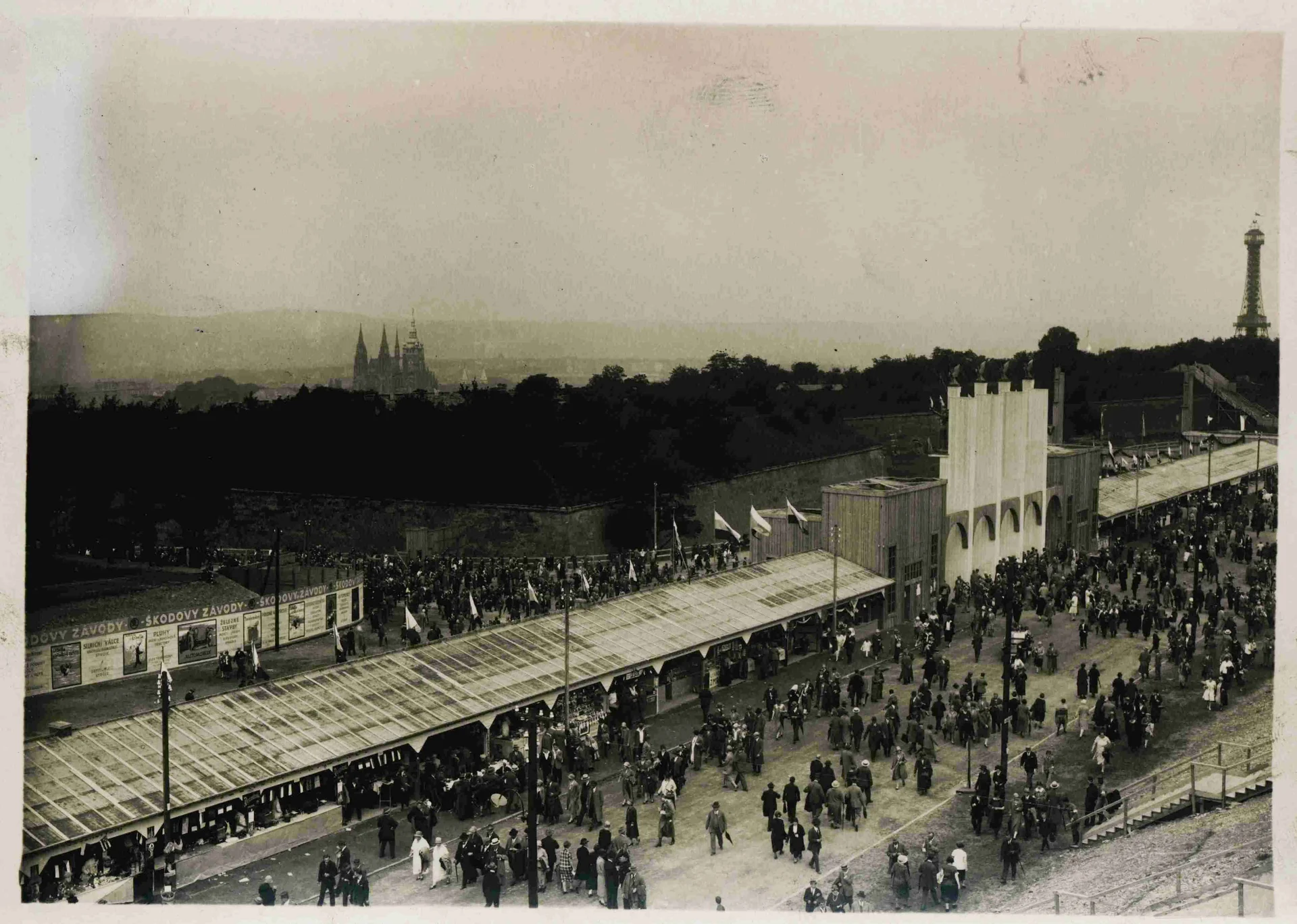 Náhledový obrázek předmětu Před strahovským stadionem. Obchody s občerstvením