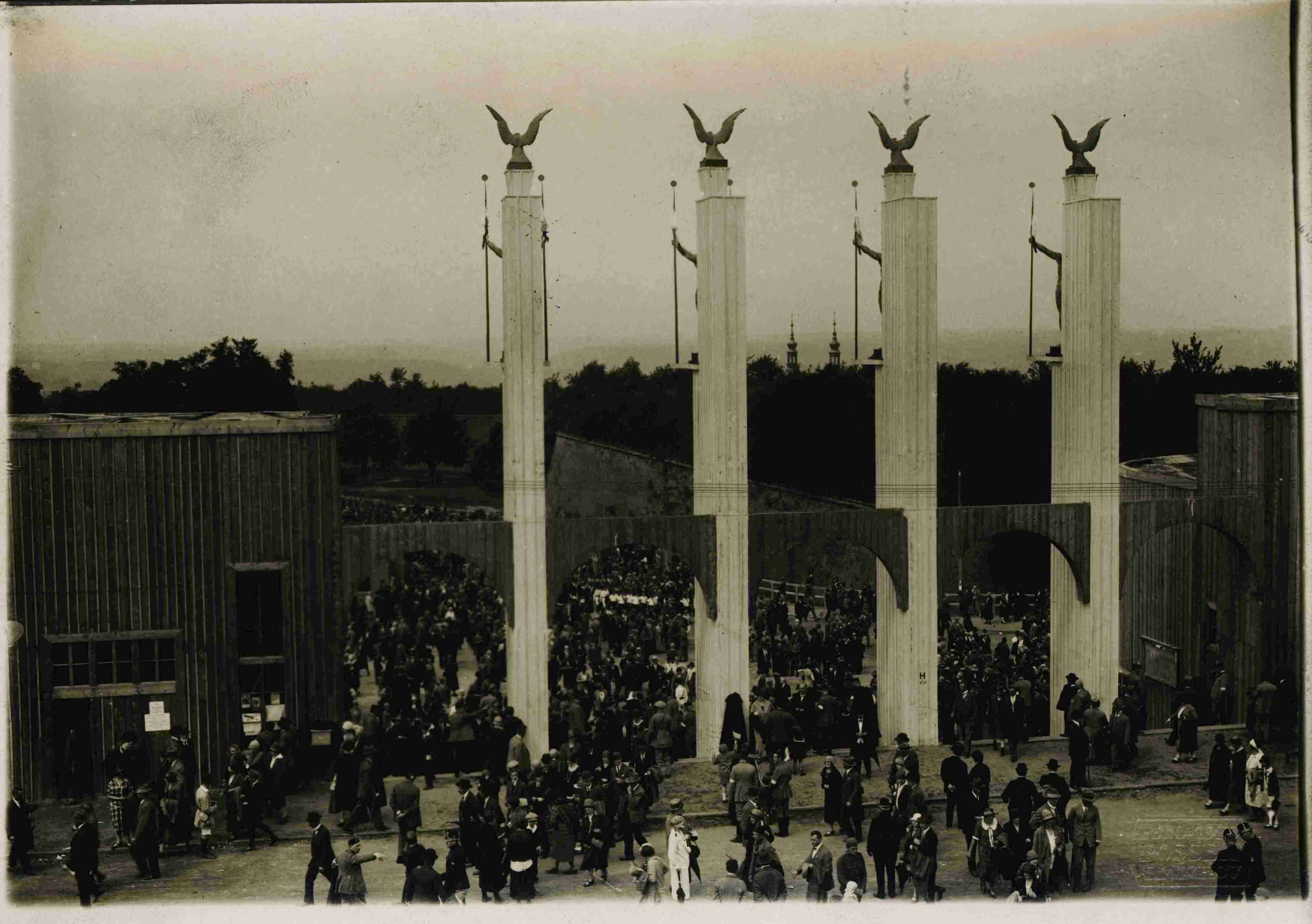 Náhledový obrázek Severní brána sletového stadionu - 1