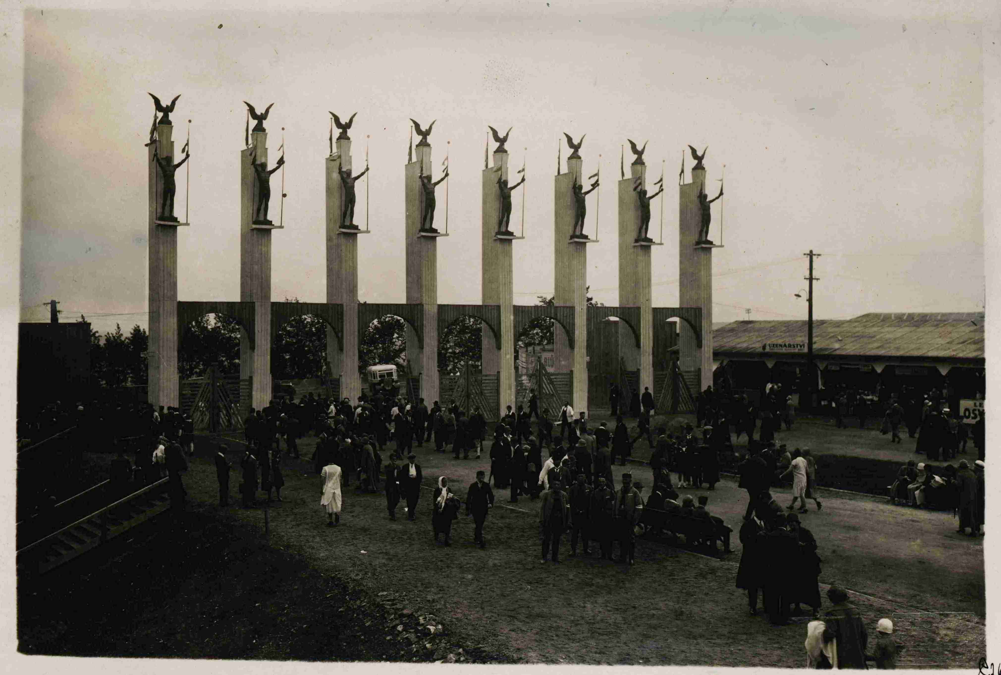 Náhledový obrázek Hlavní brána sletového stadionu - 1
