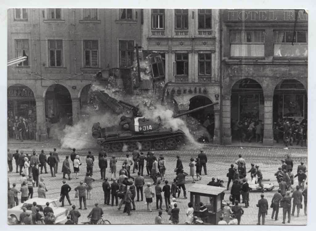 Náhledový obrázek Havárie tanku č. 314 na nám. Bojovníků za mír - 1