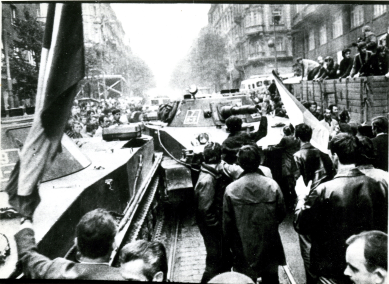 Náhledový obrázek Fotografie tanků v pražských ulících ze srpna 1968 - 1