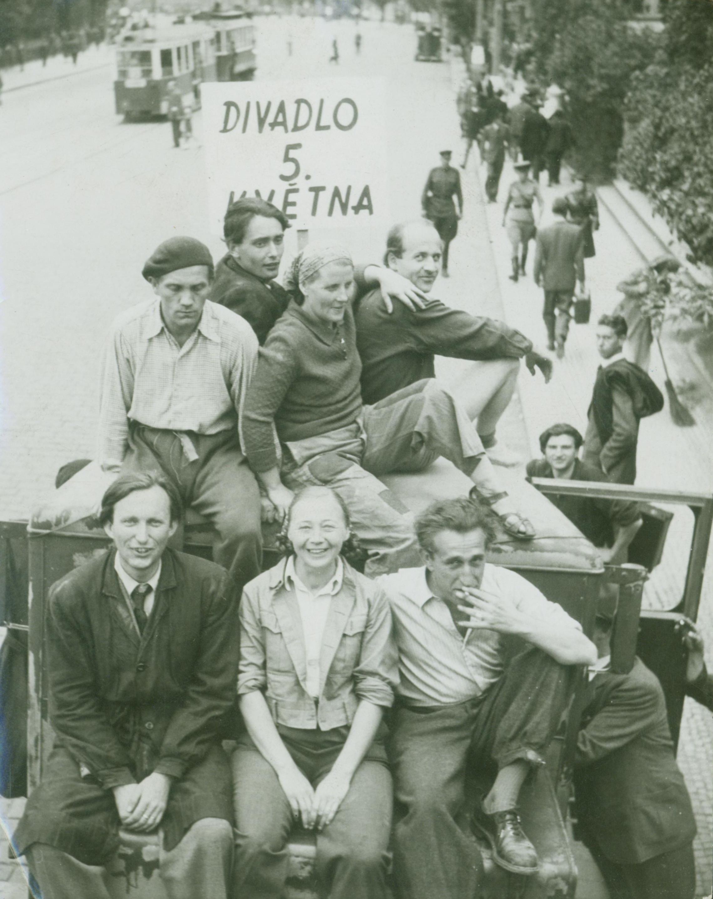 Náhledový obrázek členové Divadla 5. května během květnových dní r. 1945 - 1