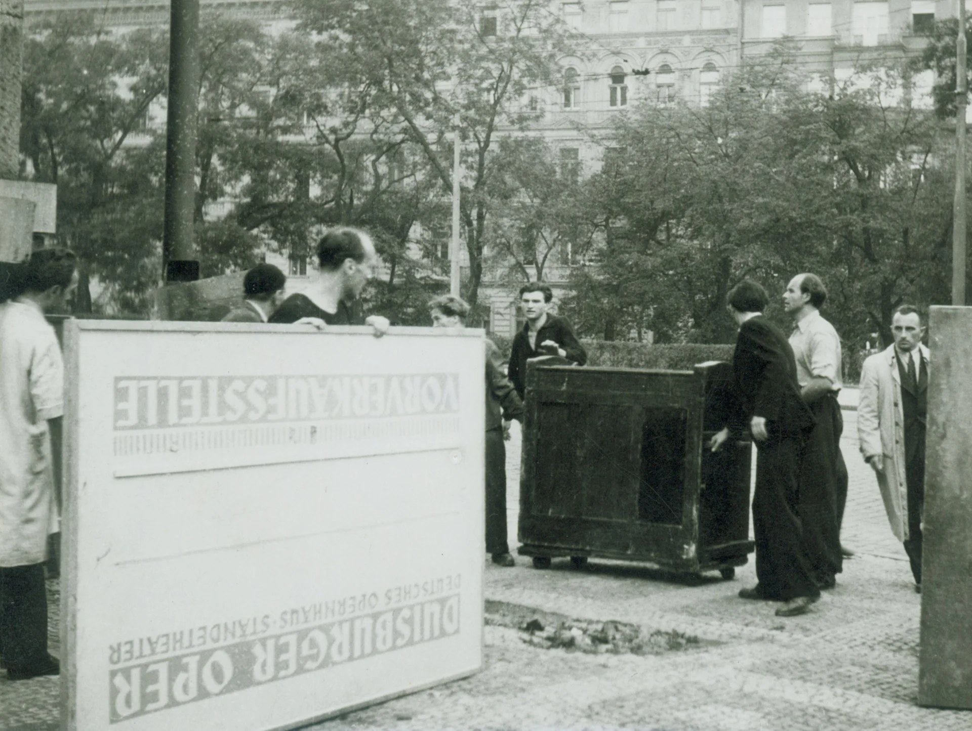 Náhledový obrázek předmětu Členové Divadla 5. května během květnových dní r. 1945