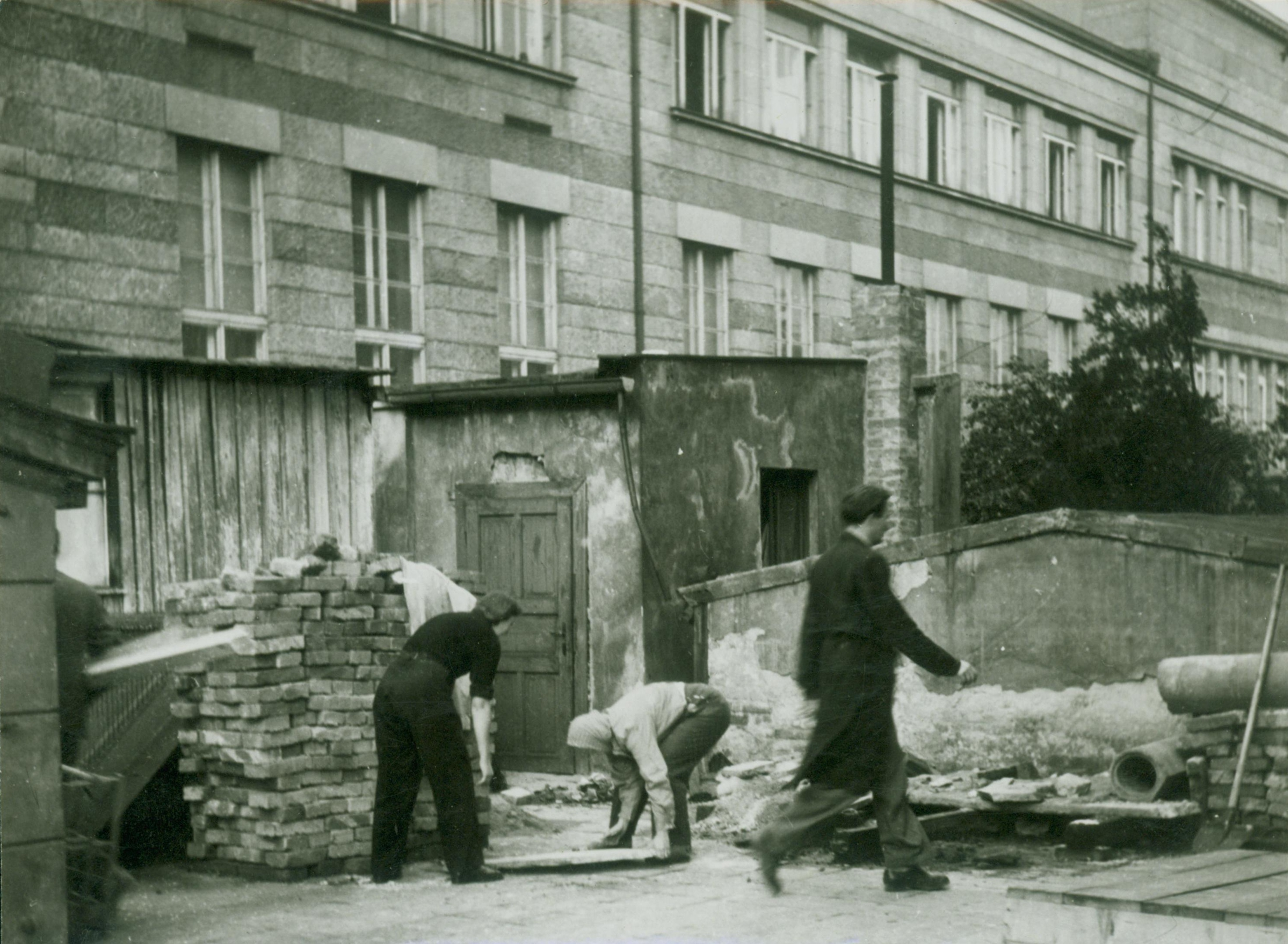 Náhledový obrázek Členové Divadla 5. května během květnových dní r. 1945 - 1