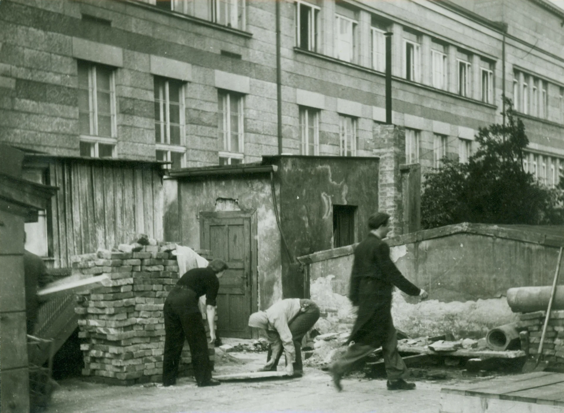 Náhledový obrázek předmětu Členové Divadla 5. května během květnových dní r. 1945