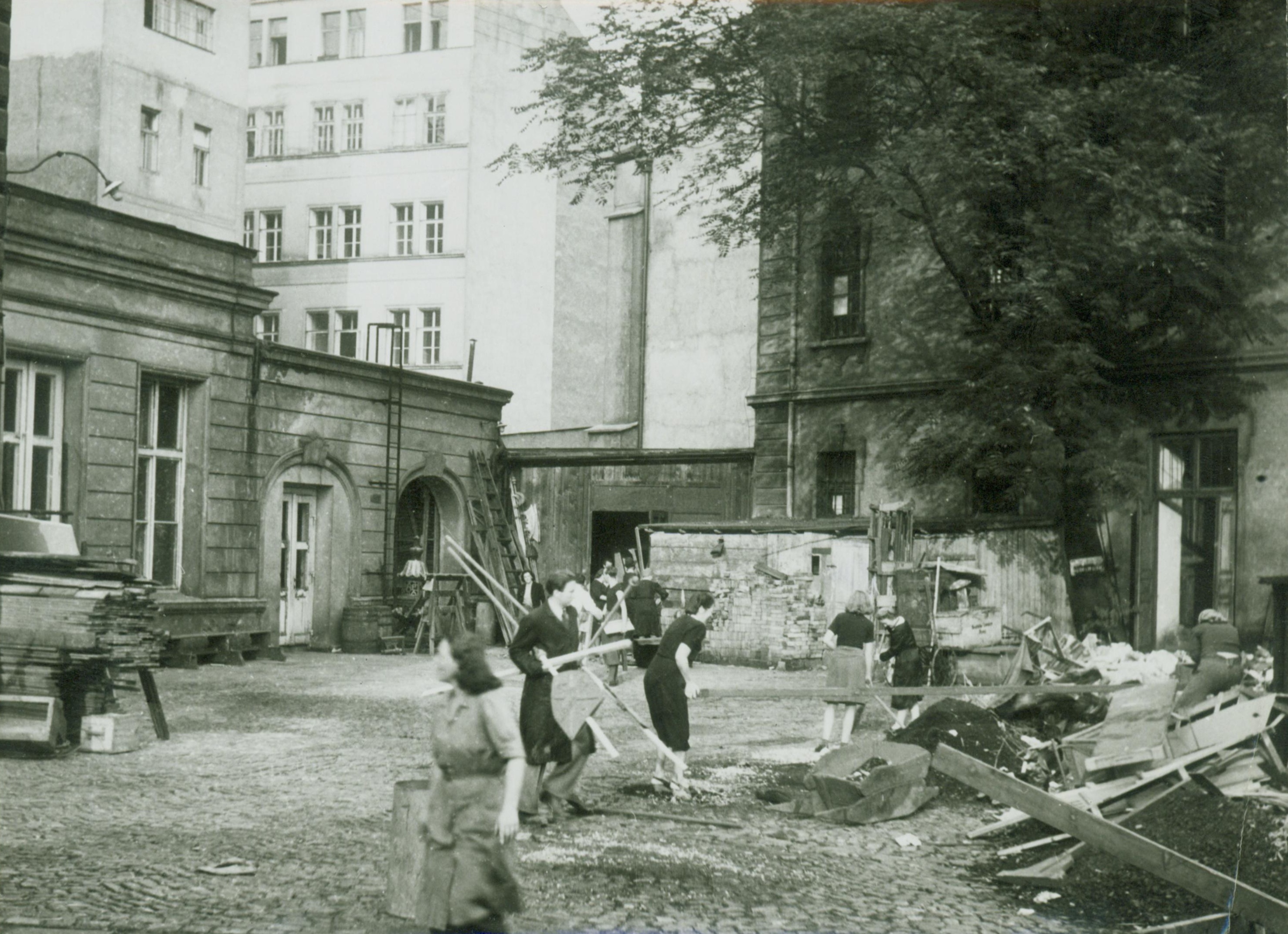 Náhledový obrázek Členové Divadla 5. května během květnových dní r. 1945 - 1