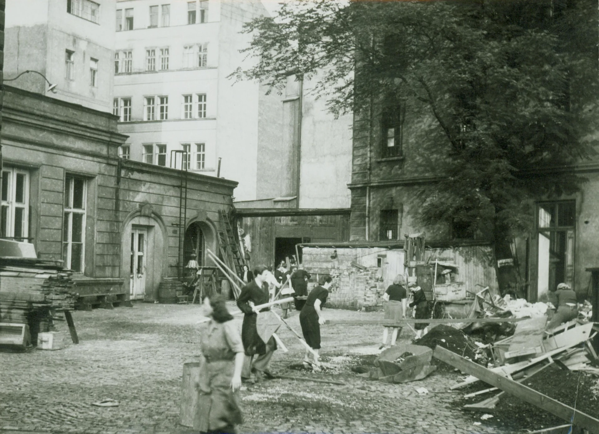 Náhledový obrázek předmětu Členové Divadla 5. května během květnových dní r. 1945