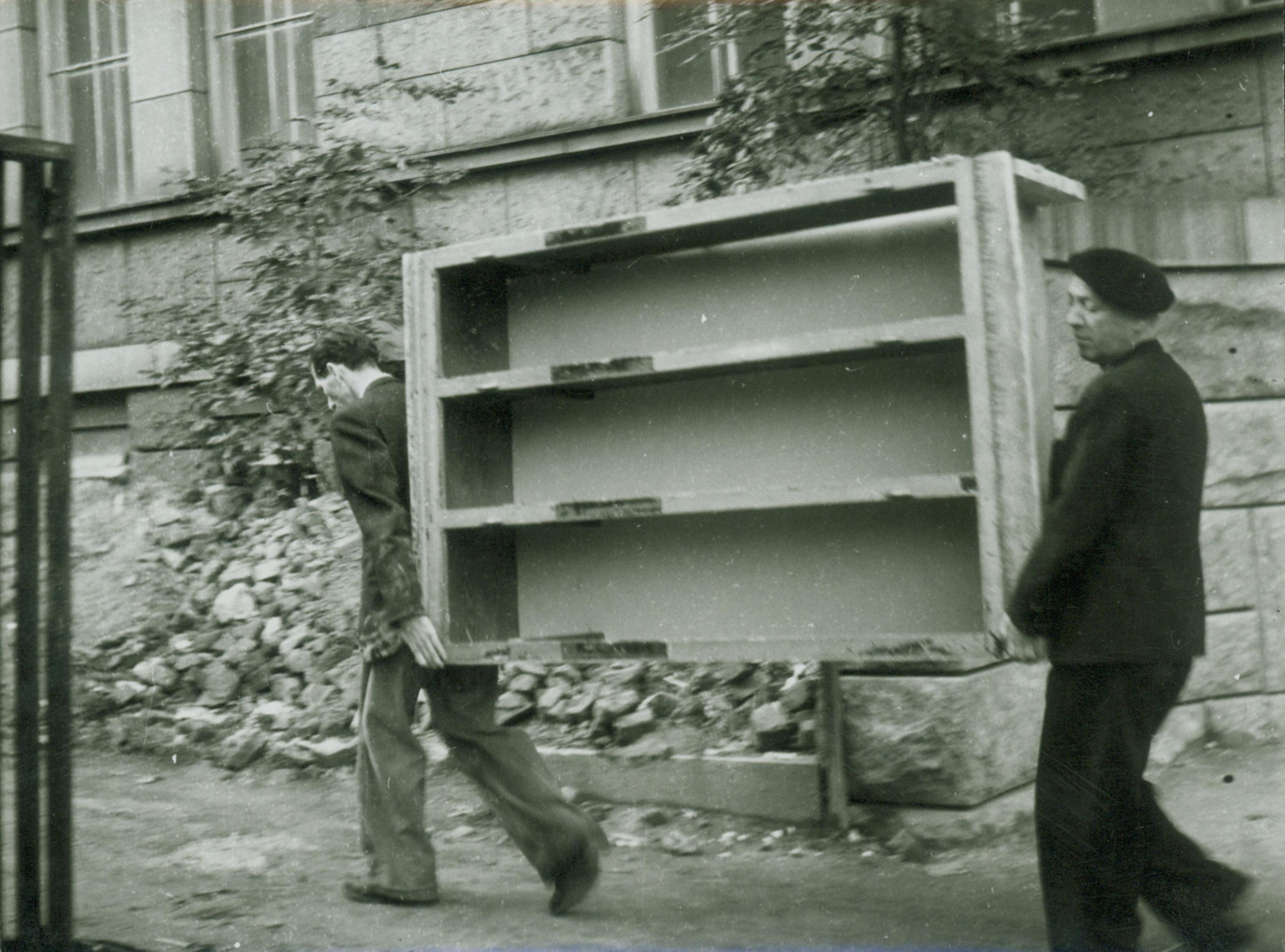 Náhledový obrázek Členové Divadla 5. května během květnových dní r. 1945 - 1