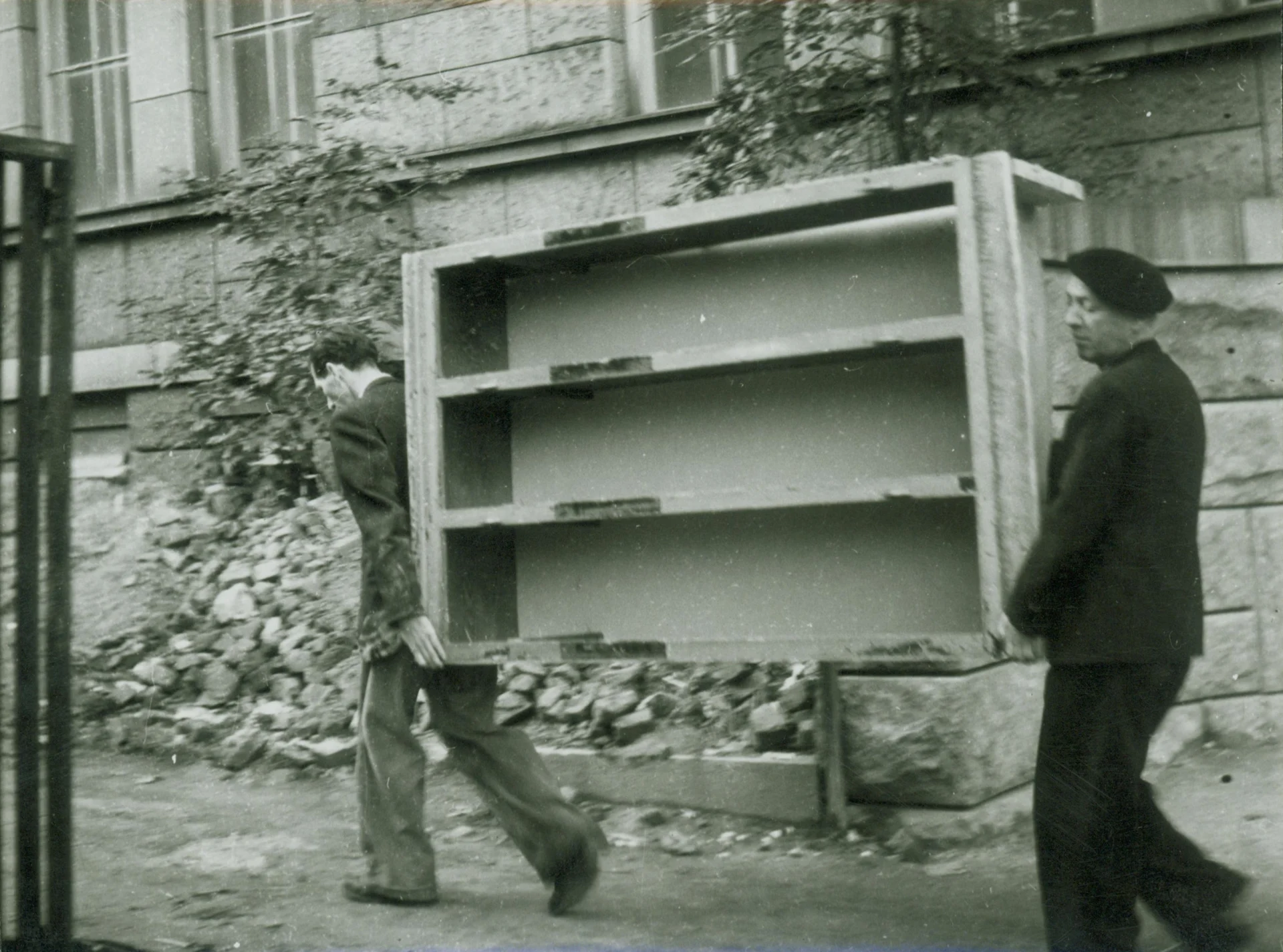 Náhledový obrázek předmětu Členové Divadla 5. května během květnových dní r. 1945