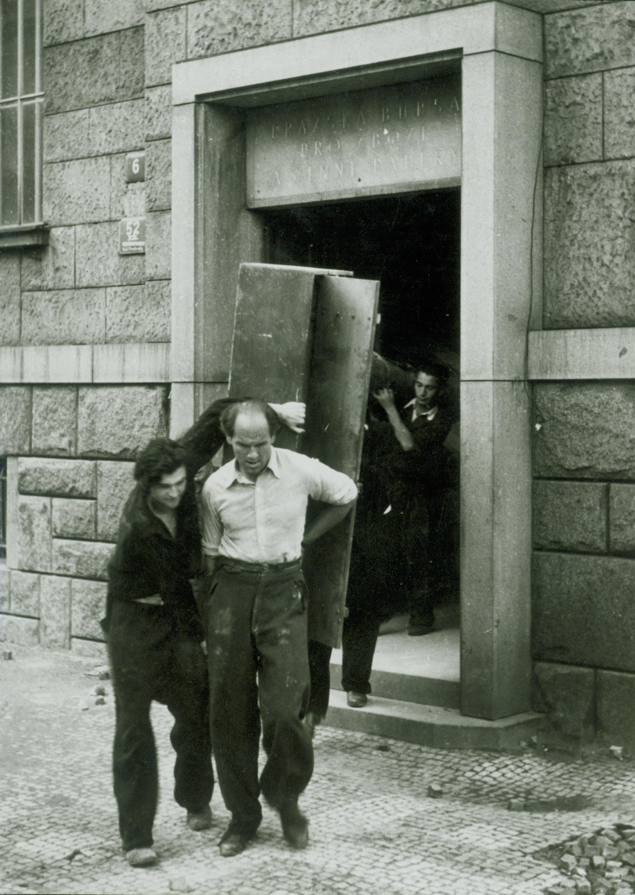 Náhledový obrázek Členové Divadla 5. května během květnových dní r. 1945 - 1