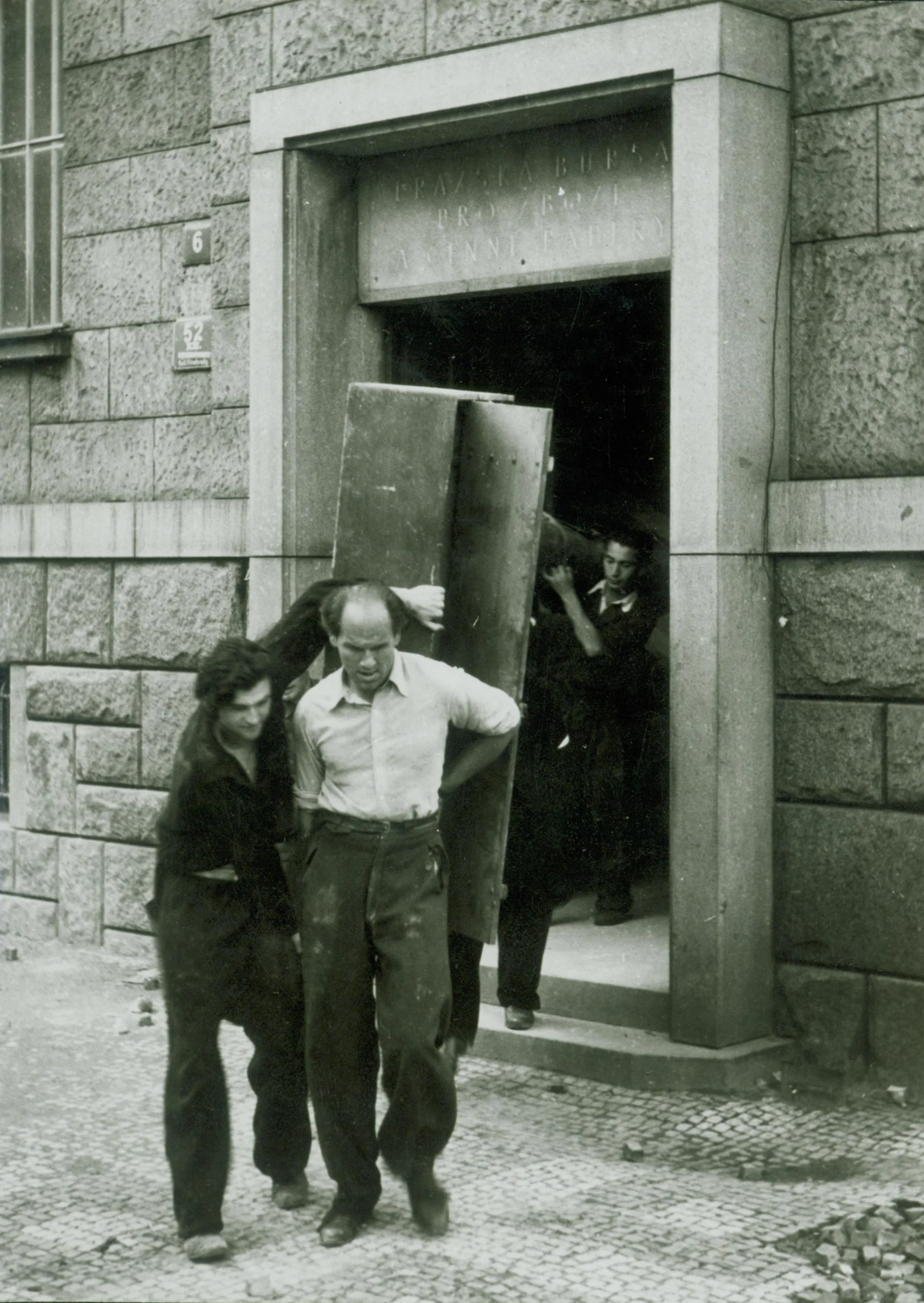 Náhledový obrázek předmětu Členové Divadla 5. května během květnových dní r. 1945