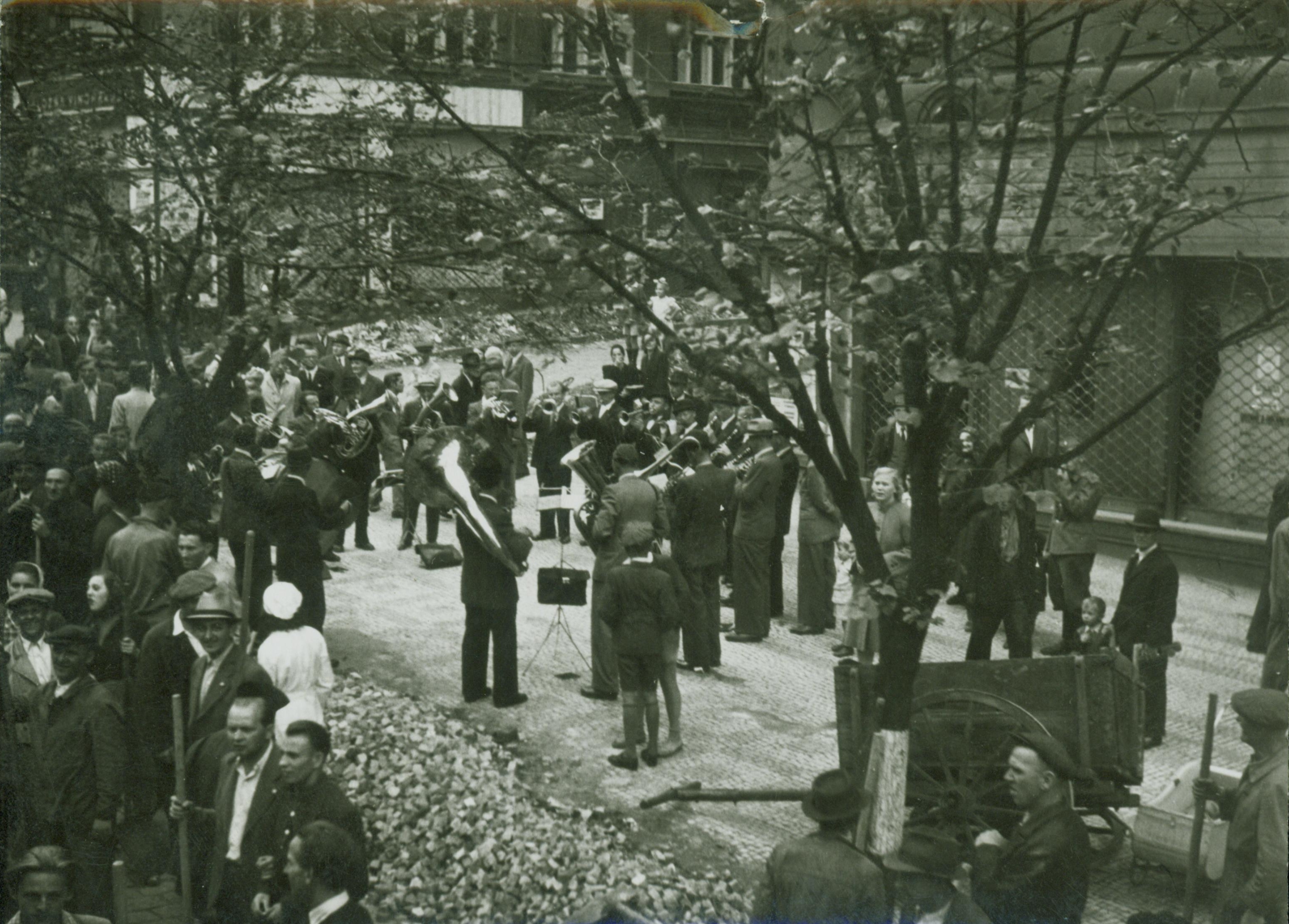 Náhledový obrázek Členové Divadla 5. května během květnových dní r. 1945 - 1