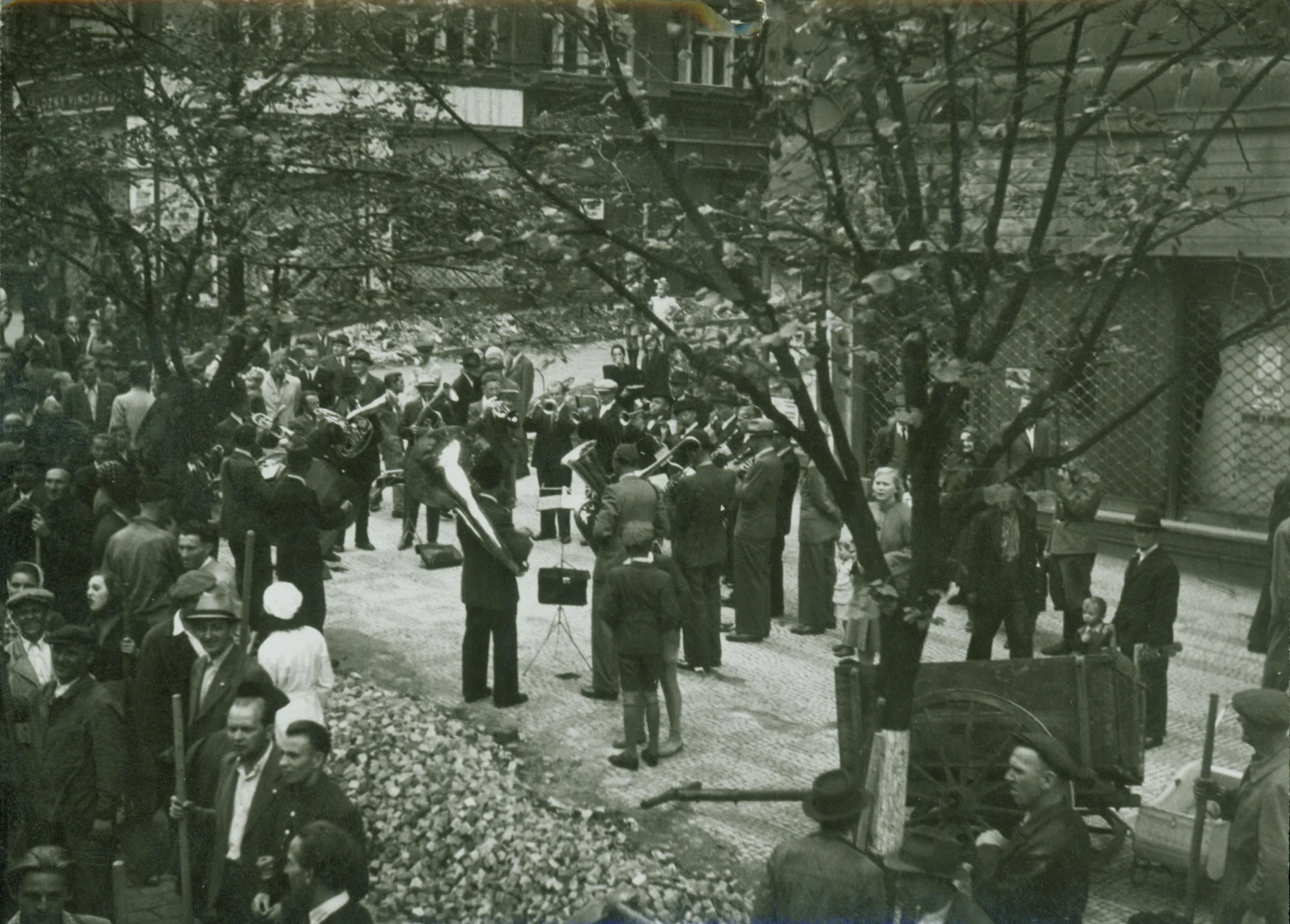 Náhledový obrázek předmětu Členové Divadla 5. května během květnových dní r. 1945