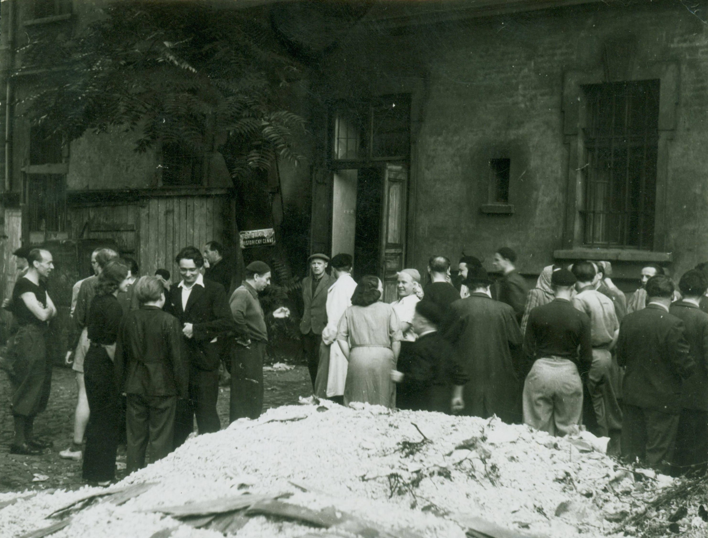 Náhledový obrázek Členové Divadla 5. května během květnových dní r. 1945 - 1