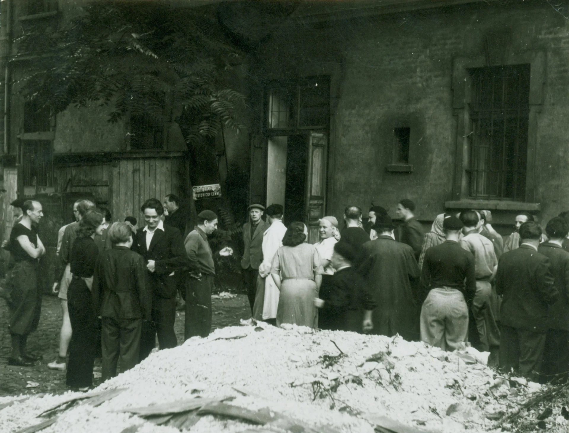 Náhledový obrázek předmětu Členové Divadla 5. května během květnových dní r. 1945