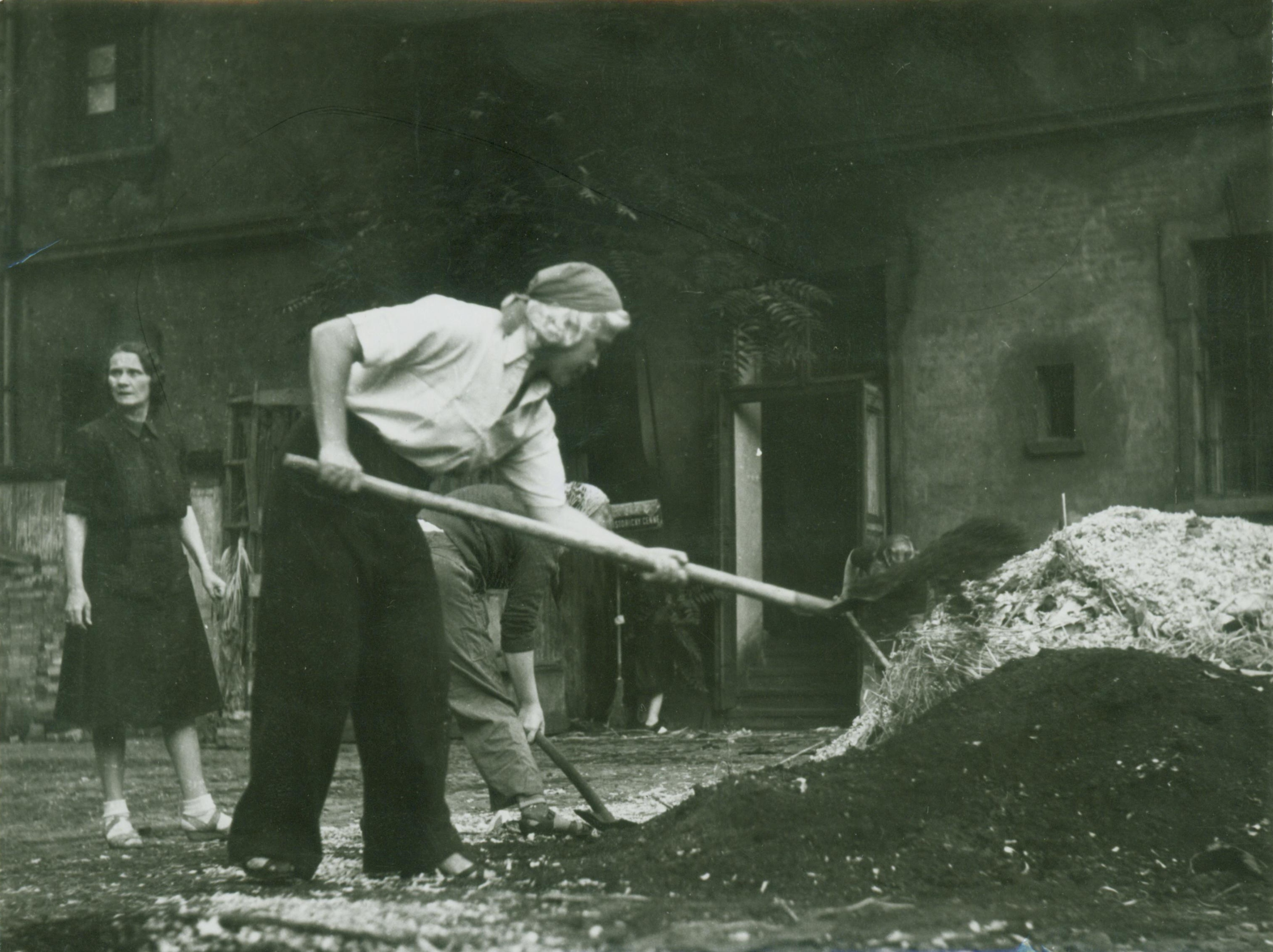 Náhledový obrázek Členové Divadla 5. května během květnových dní r. 1945 - 1