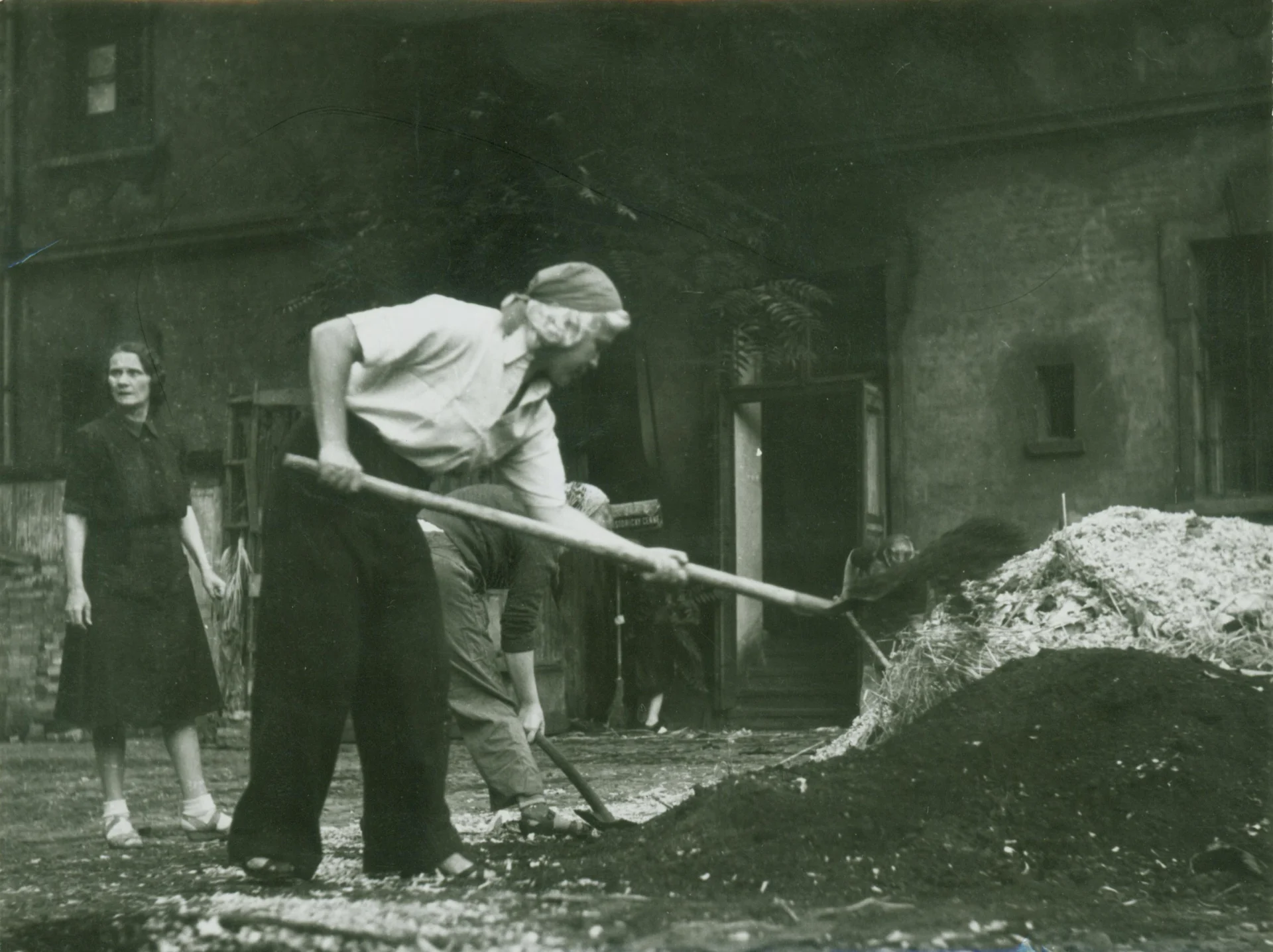 Náhledový obrázek předmětu Členové Divadla 5. května během květnových dní r. 1945