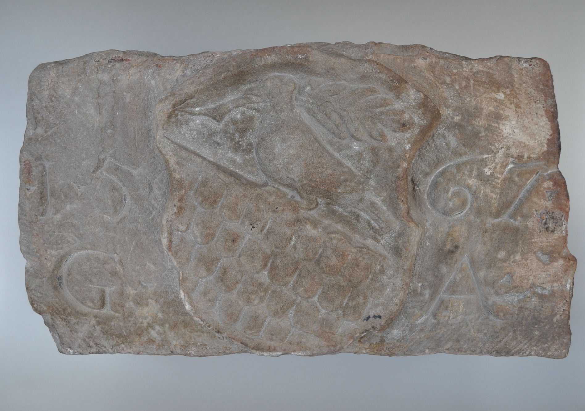 Náhledový obrázek Pískovcový fragment cechu kožešníků - 1