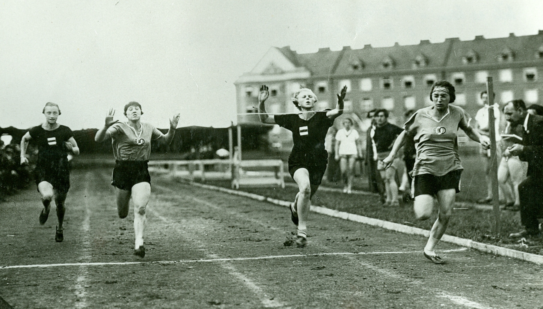 Náhledový obrázek Závod v běhu na 60 m. ČSR - Francie - 1