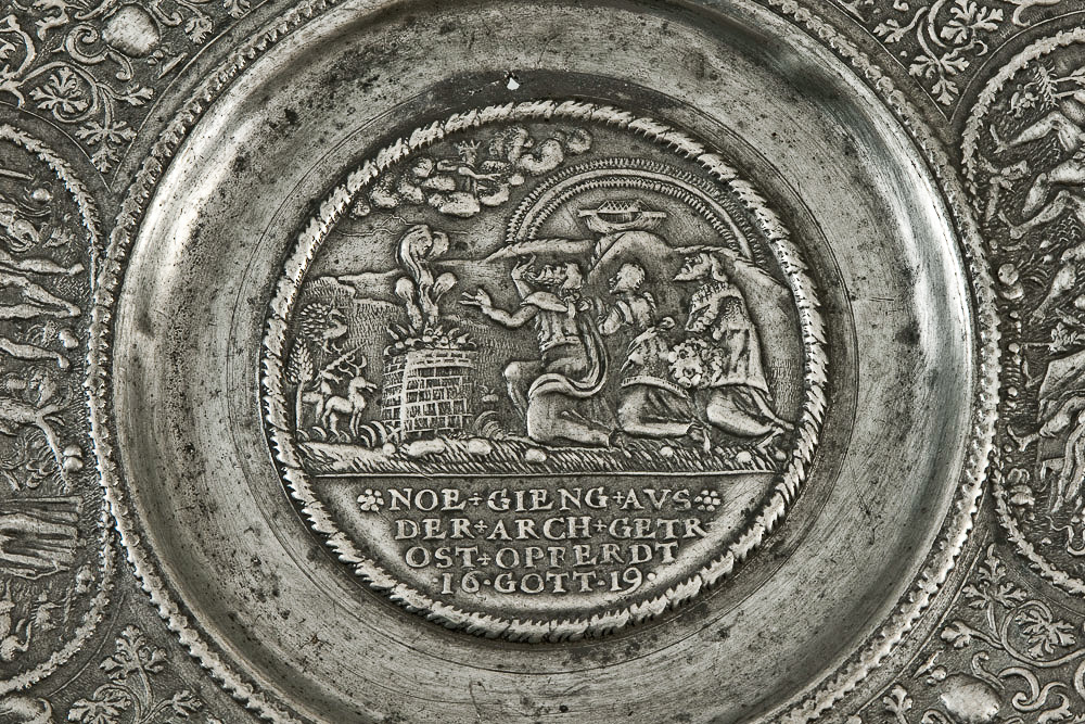 Náhledový obrázek Talíř s reliéfem oběti Noemovy a výjevy z Genesis - 4