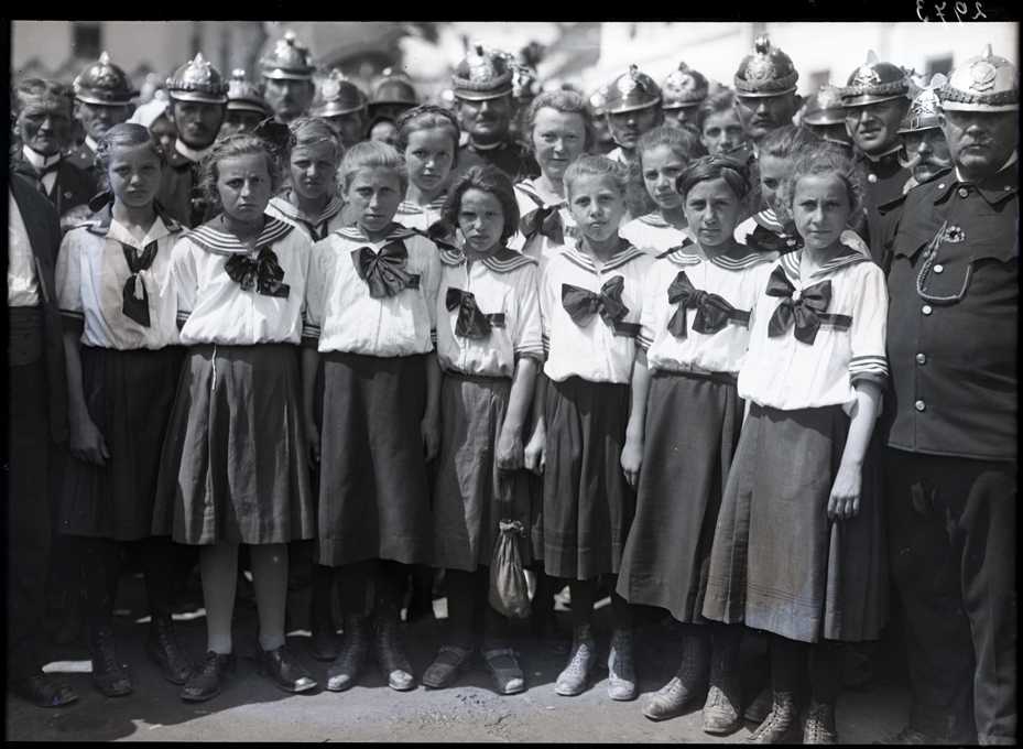 Náhledový obrázek Mladé turnerky vítají prezidenta Masaryka 19. června 1924 ve Znojmě - 1