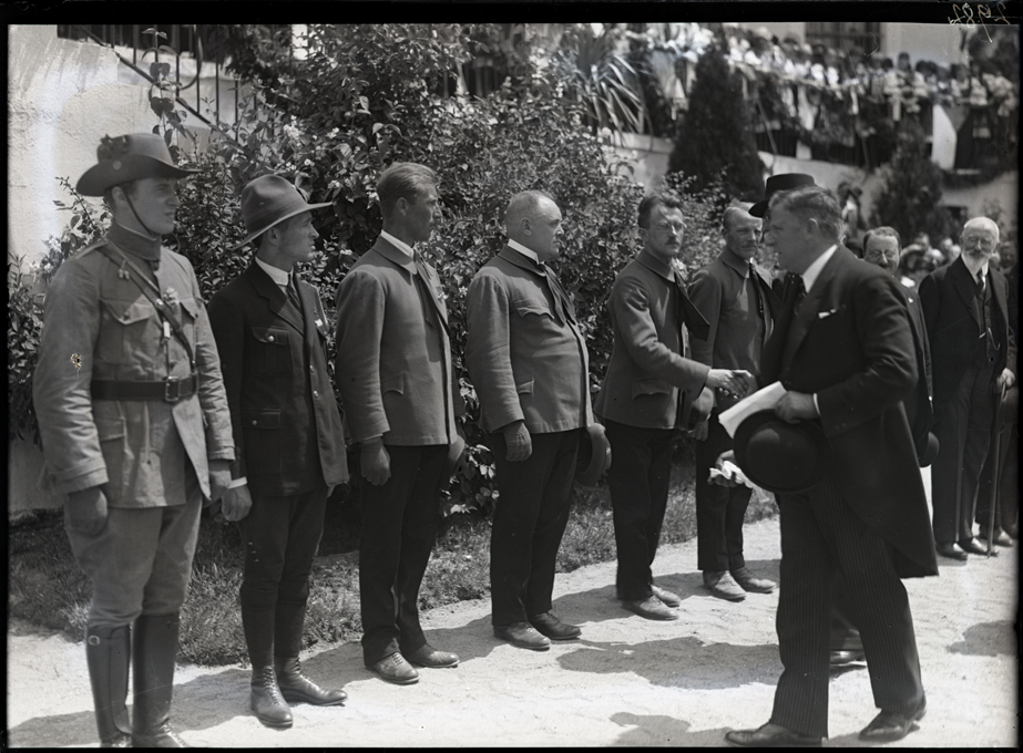 Náhledový obrázek Vedení znojemských turnerů vítá prezidenta Masaryka v červnu 1924 ve Znojmě - 1