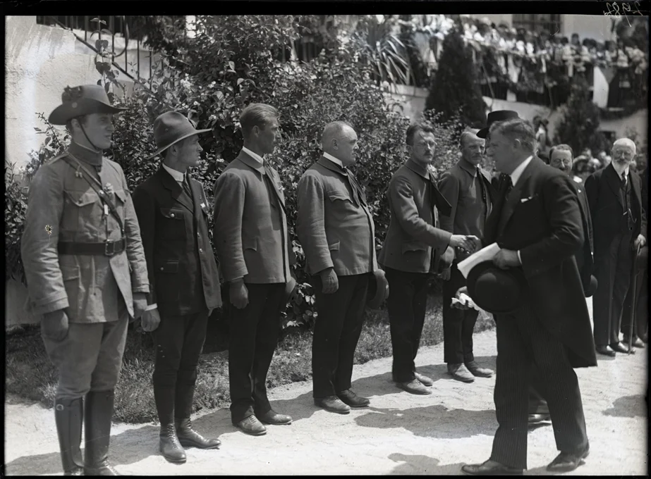 Náhledový obrázek předmětu Vedení znojemských turnerů vítá prezidenta Masaryka v červnu 1924 ve Znojmě