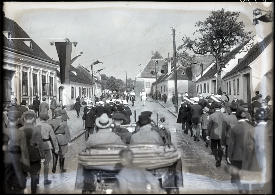 Náhledový obrázek Turneři a legionáři doprovázejí 20. června 1928 automobil prezidenta Masaryka - 1