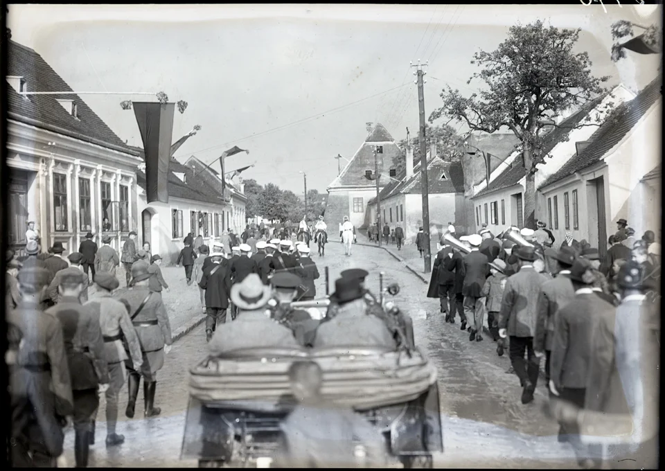 Náhledový obrázek předmětu Turneři a legionáři doprovázejí 20. června 1928 automobil prezidenta Masaryka