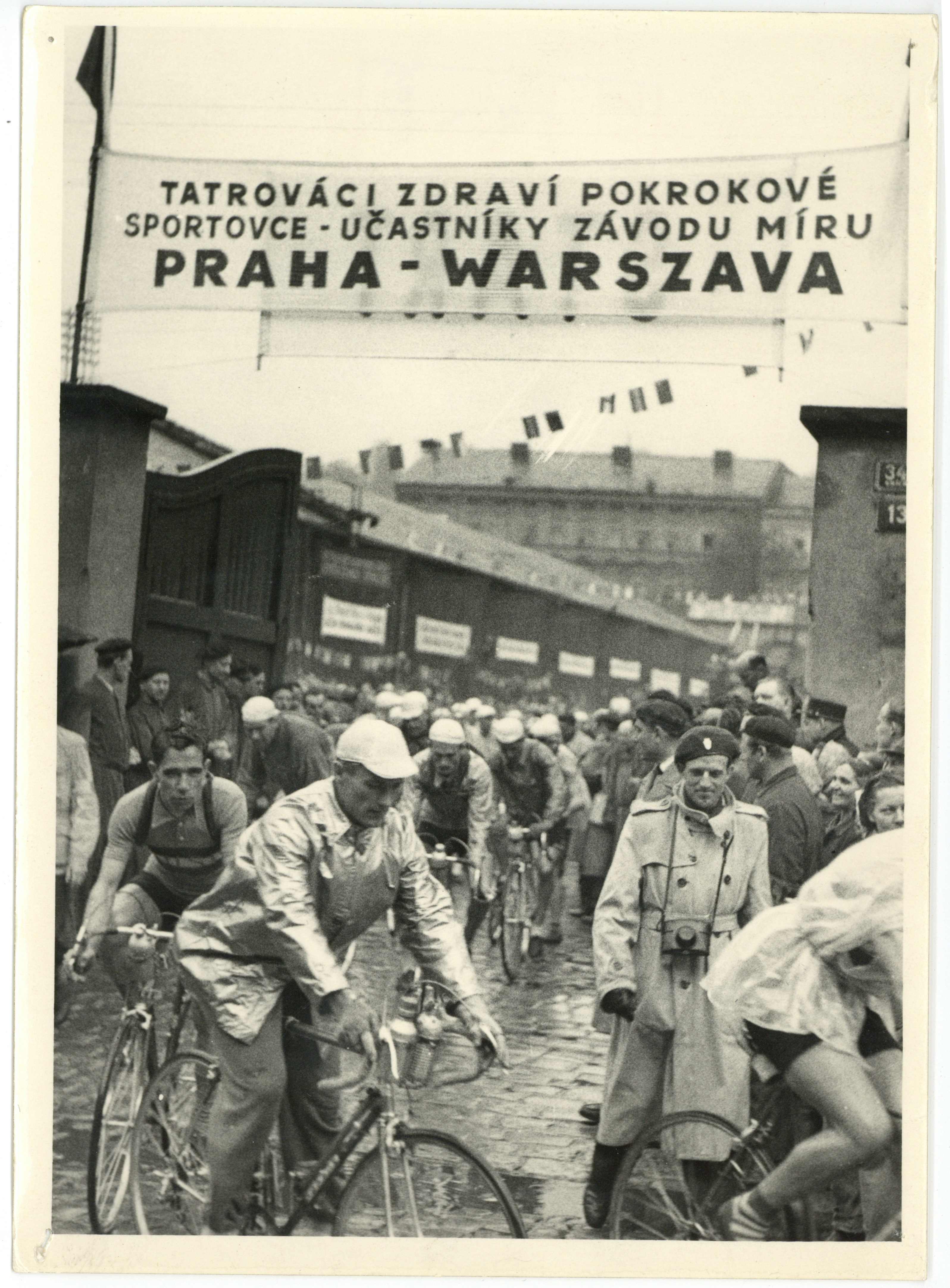 Náhledový obrázek Závodníci v areálu továrny Tatra - 1