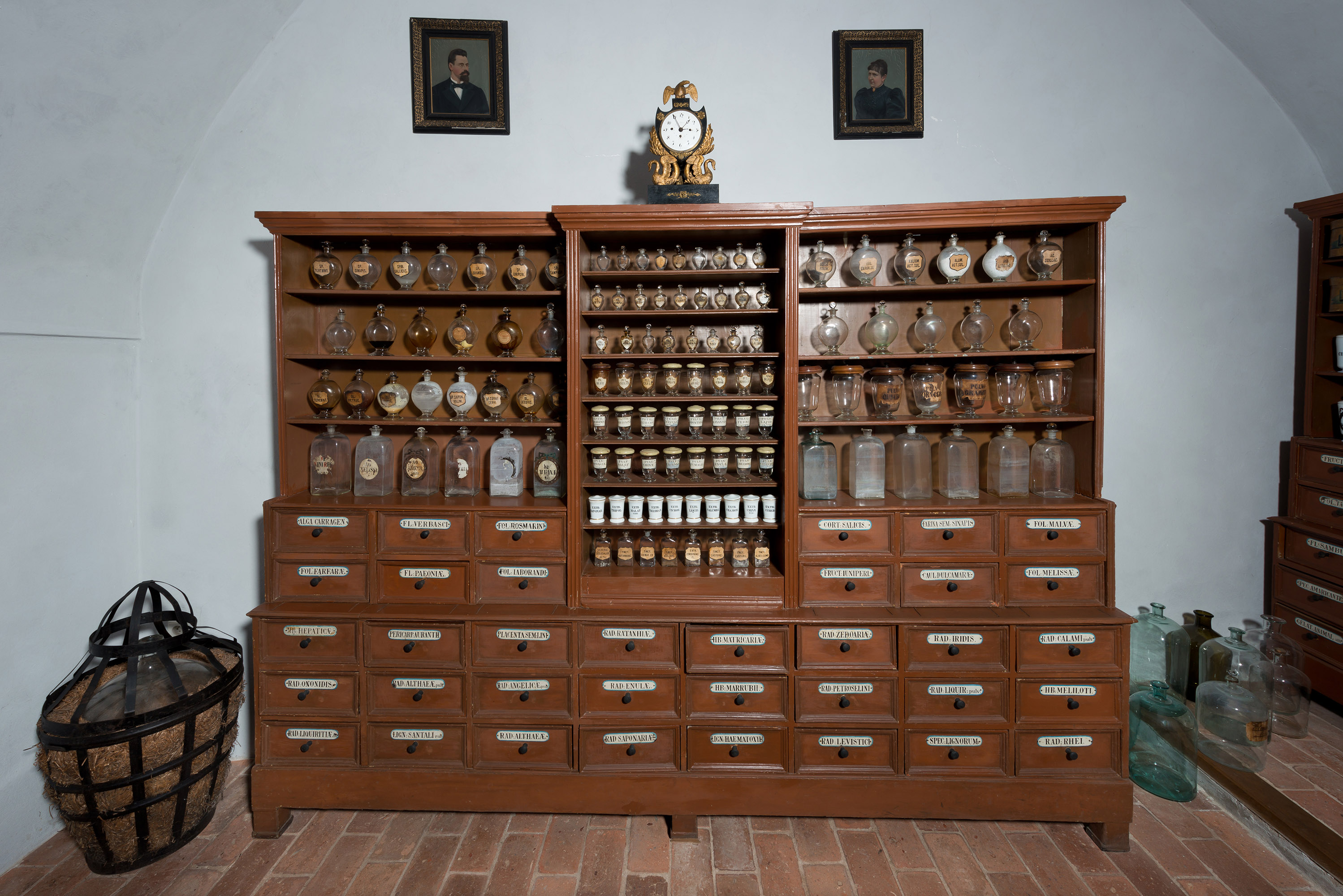 Náhledový obrázek Lékárenská skříň (repositorium) - 1