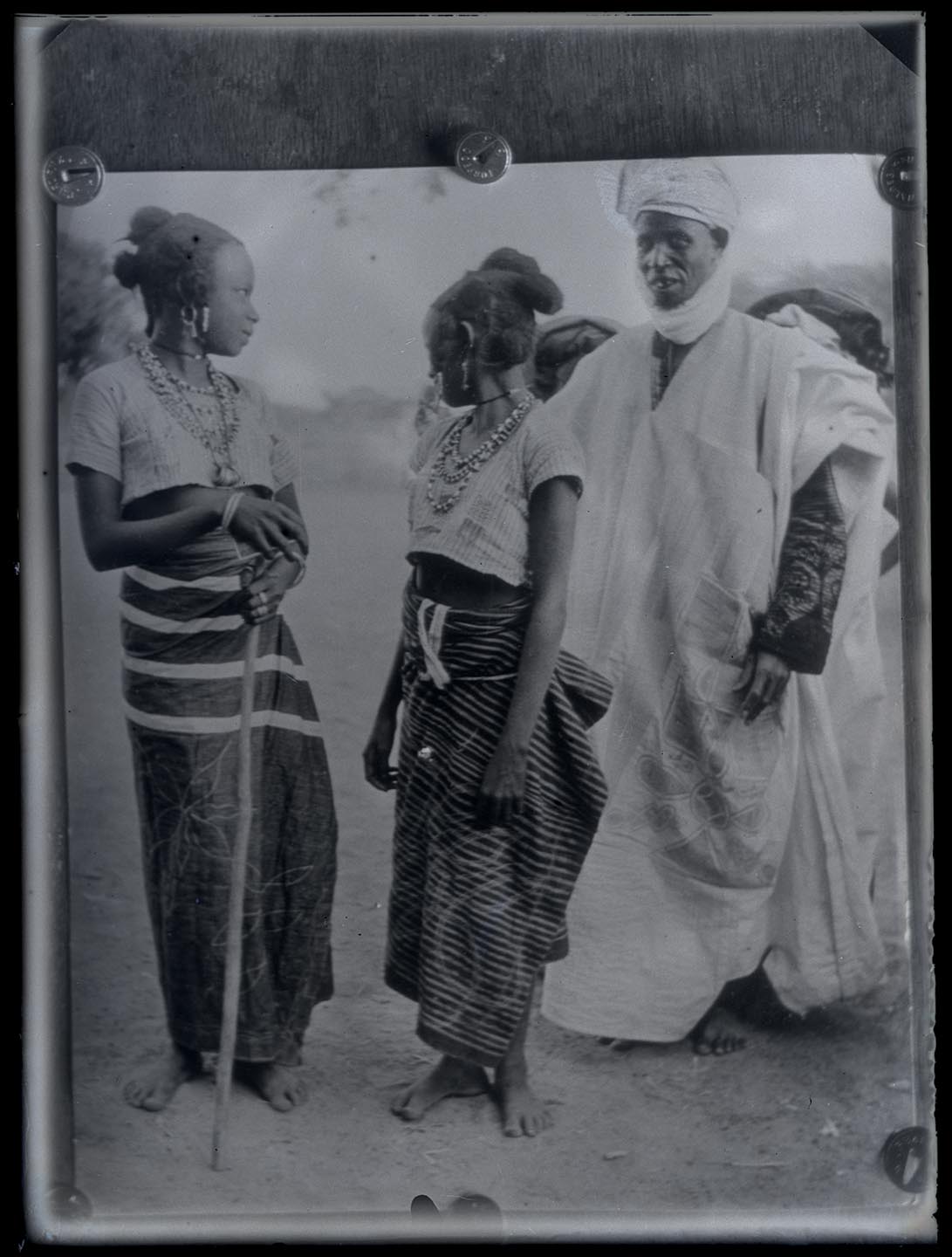 Náhledový obrázek Africké dívky a muž v tradičním oděvu - 1