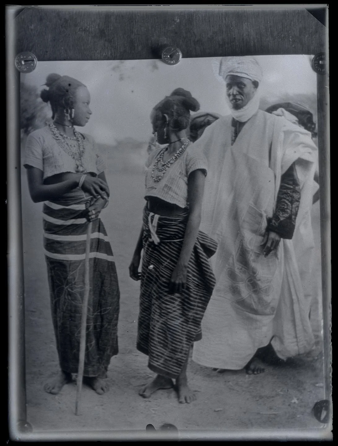 Náhledový obrázek předmětu Africké dívky a muž v tradičním oděvu