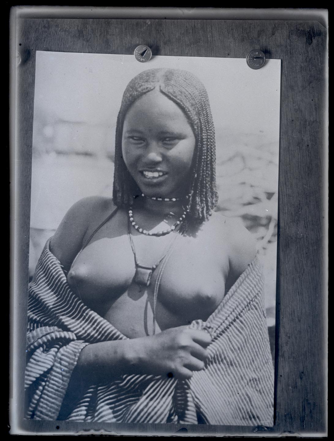Náhledový obrázek Africká dívka s tradičním účesem, šperky a oděvem - 1