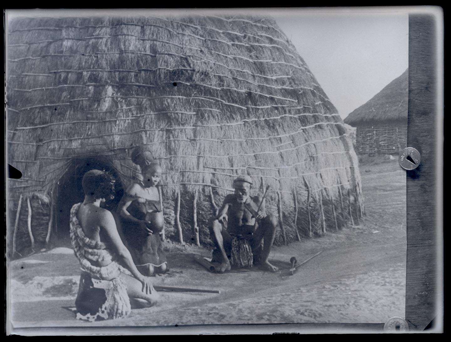 Náhledový obrázek Rodina před tradičním africkým kruhovým obydlím - chýší. - 1