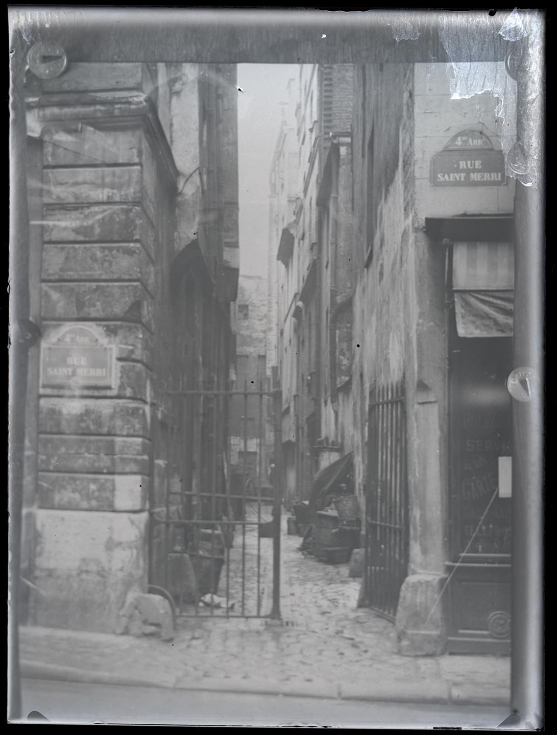 Náhledový obrázek Pohled do ulice RUE SAINT MERRIs branou - 1