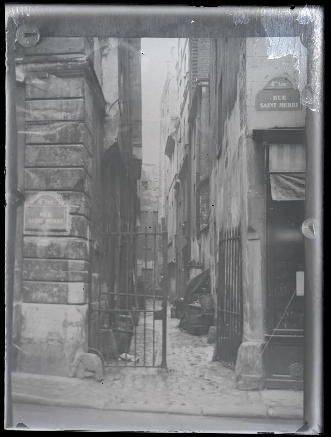 Náhledový obrázek předmětu Pohled do ulice RUE SAINT MERRIs branou
