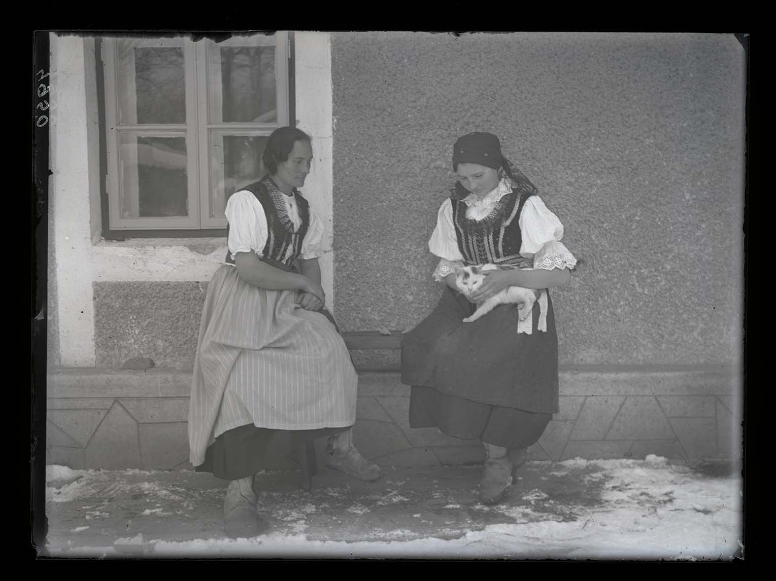 Náhledový obrázek Dívky v kroji - 1