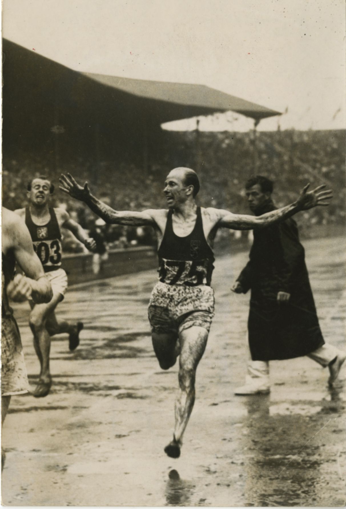 Náhledový obrázek Emil Zátopek dobíhá druhý v běhu na 5000 m - 1