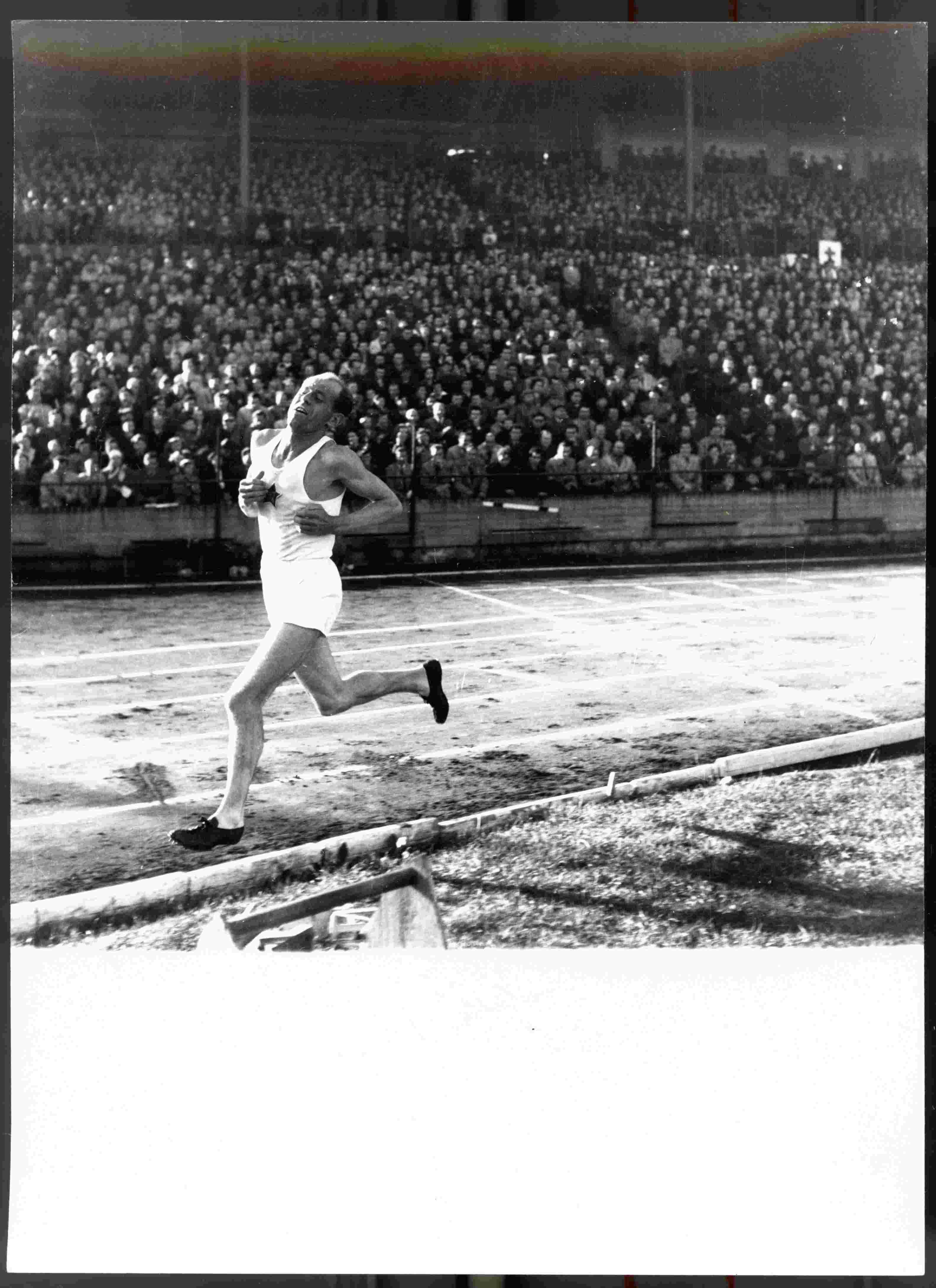 Náhledový obrázek Emil Zátopek na běžecké dráze - 1