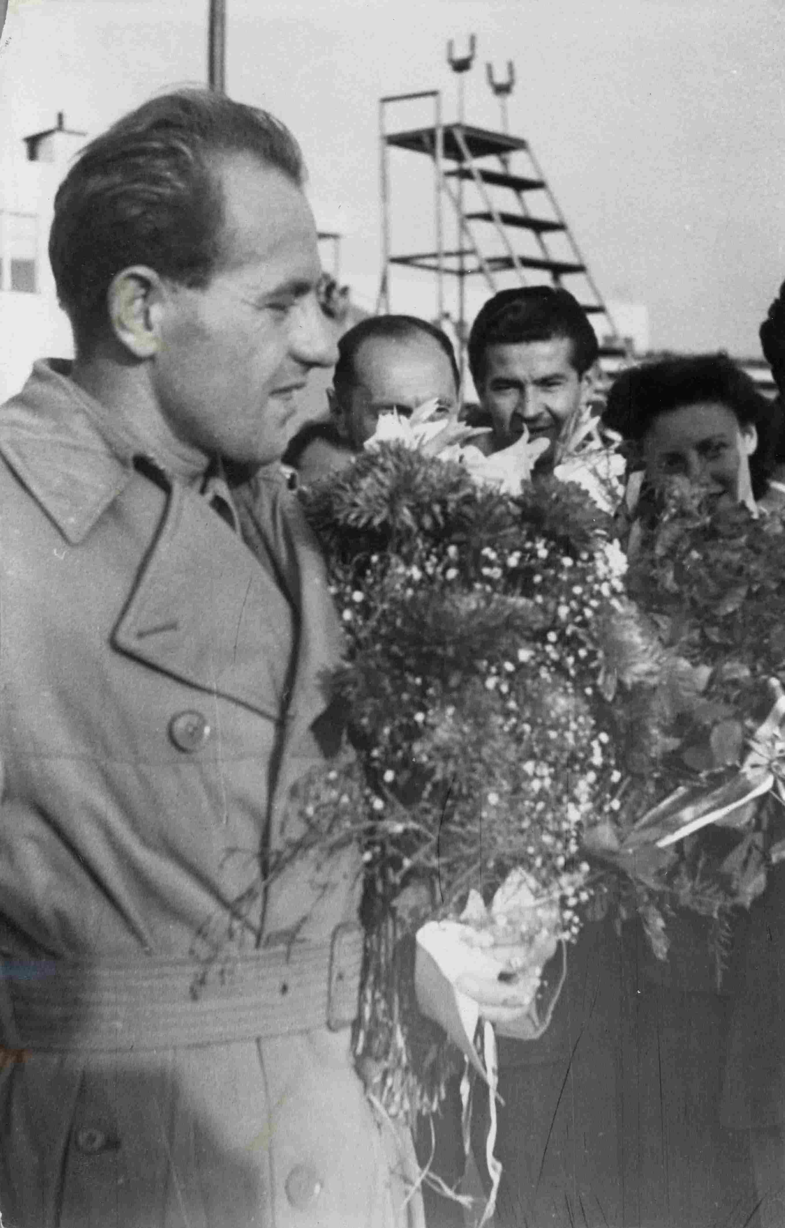 Náhledový obrázek Emil Zátopek při návratu z  Helsinek - 1